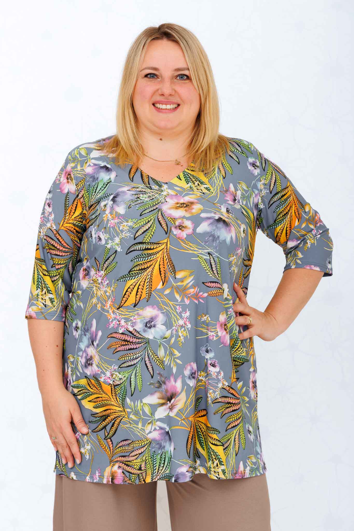 Top Erna – Bloemen op Grijs-Blauw | ITY Travelstof | ca. 90 cm