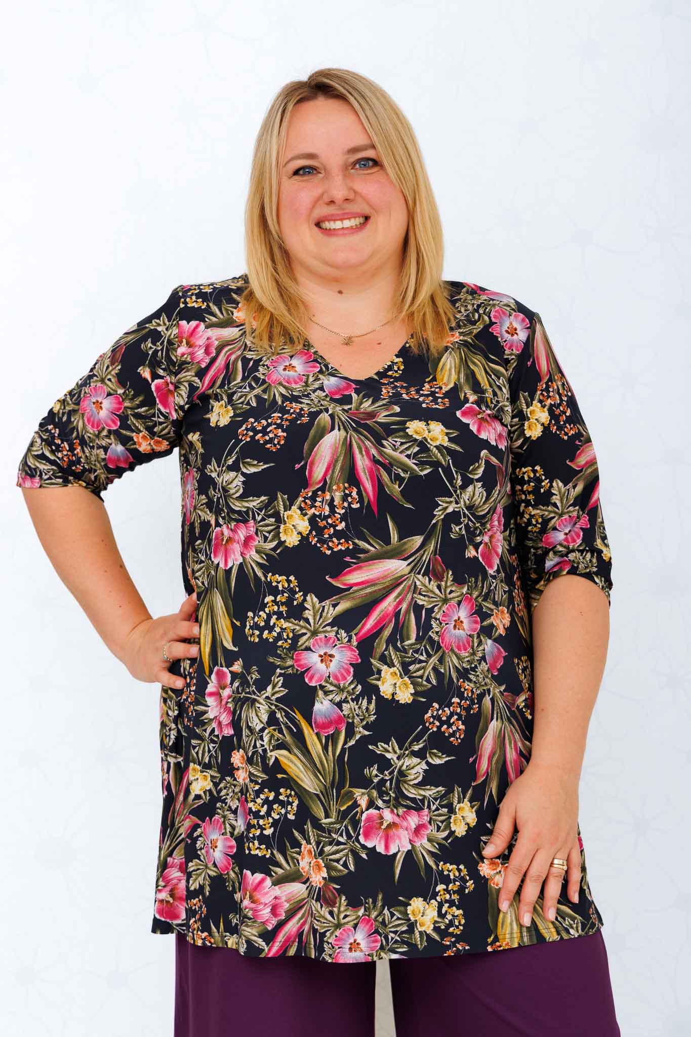 Top Erna – Roze Bloemen op Donkerblauw | ITY Travelstof | ca. 90 cm