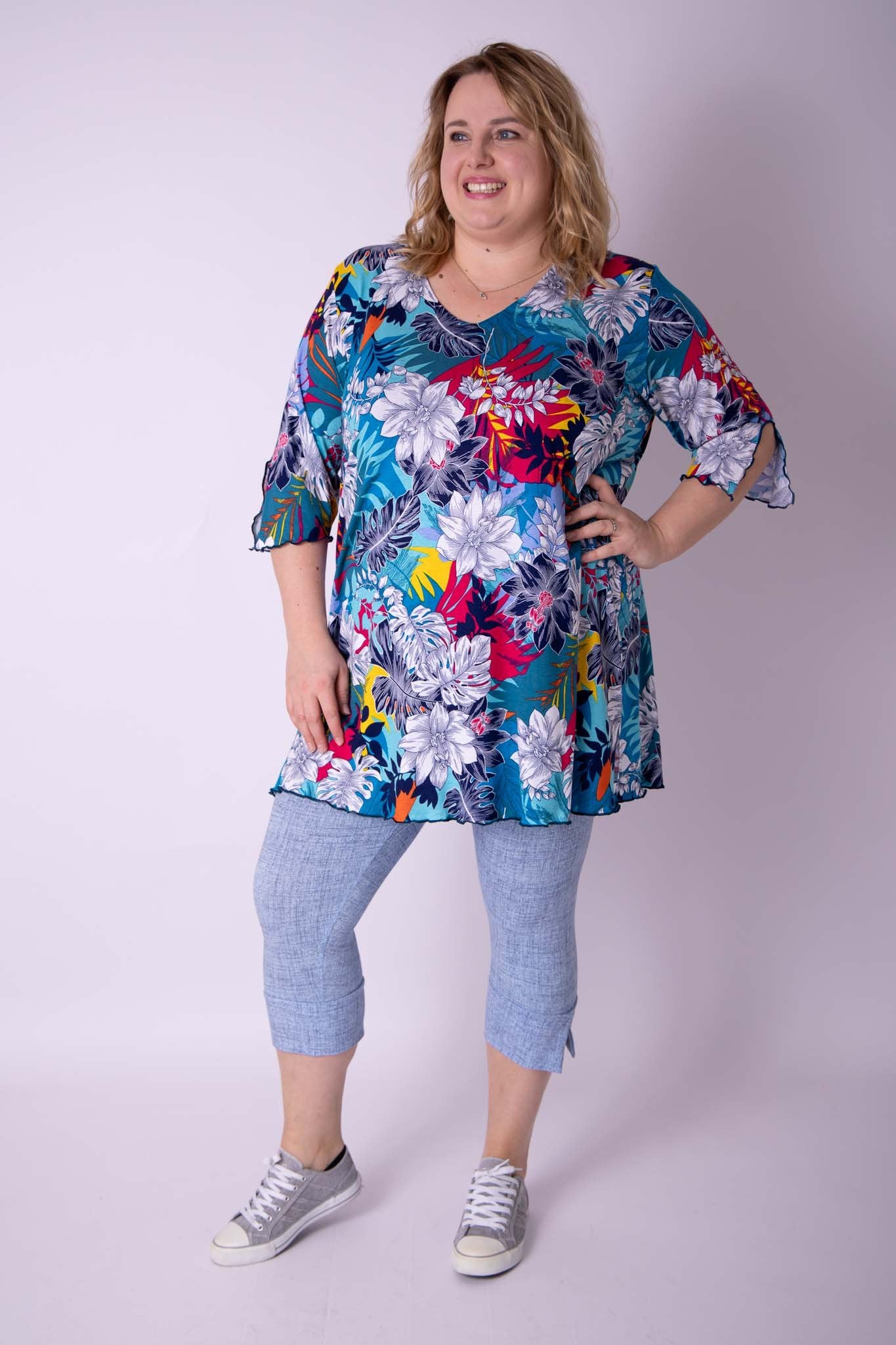Top Erna driekwart mouwen turquoise bladeren en bloemen viscose 90 cm
