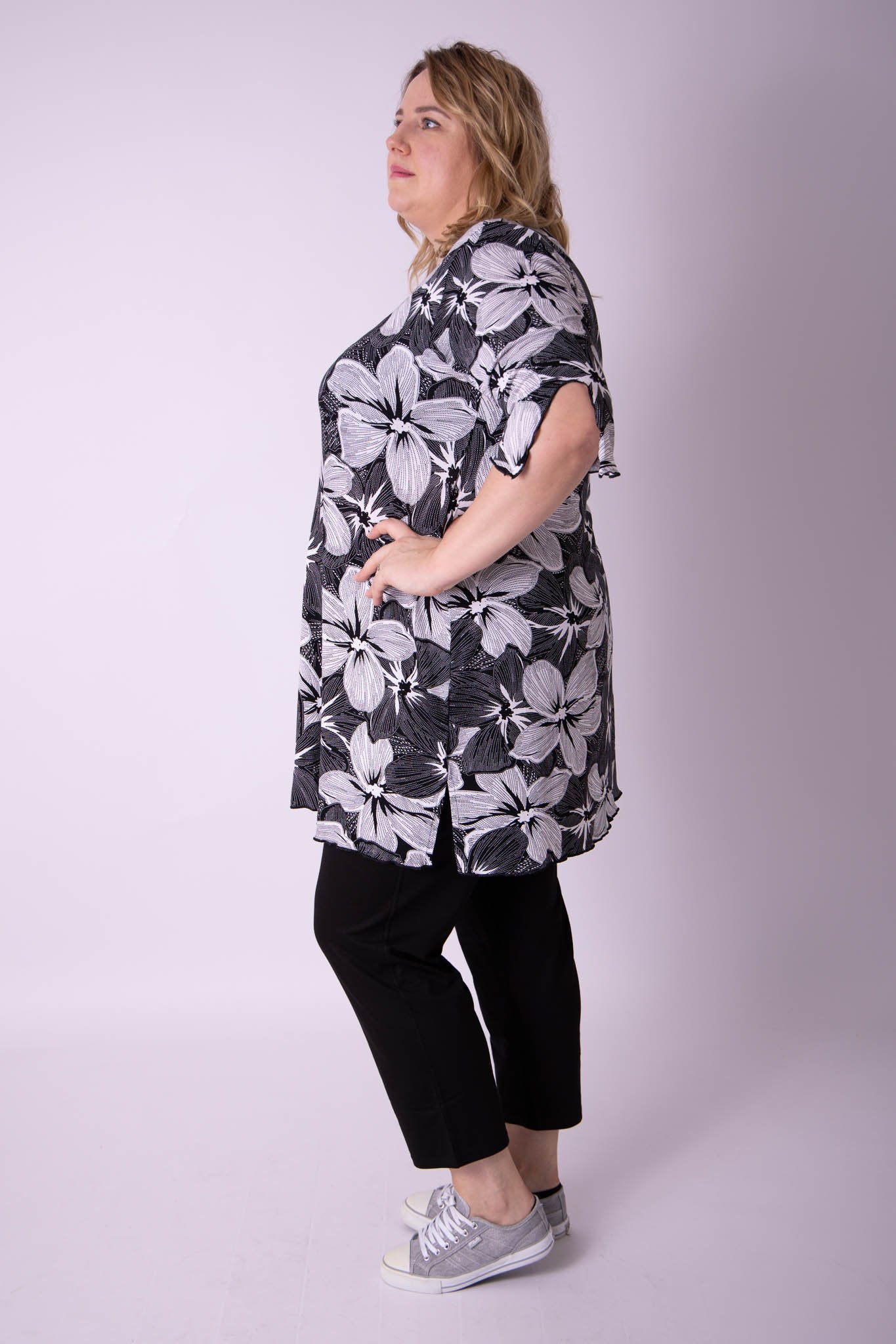 Top Erna driekwart mouwen zwart wit bloemen viscose 90 cm