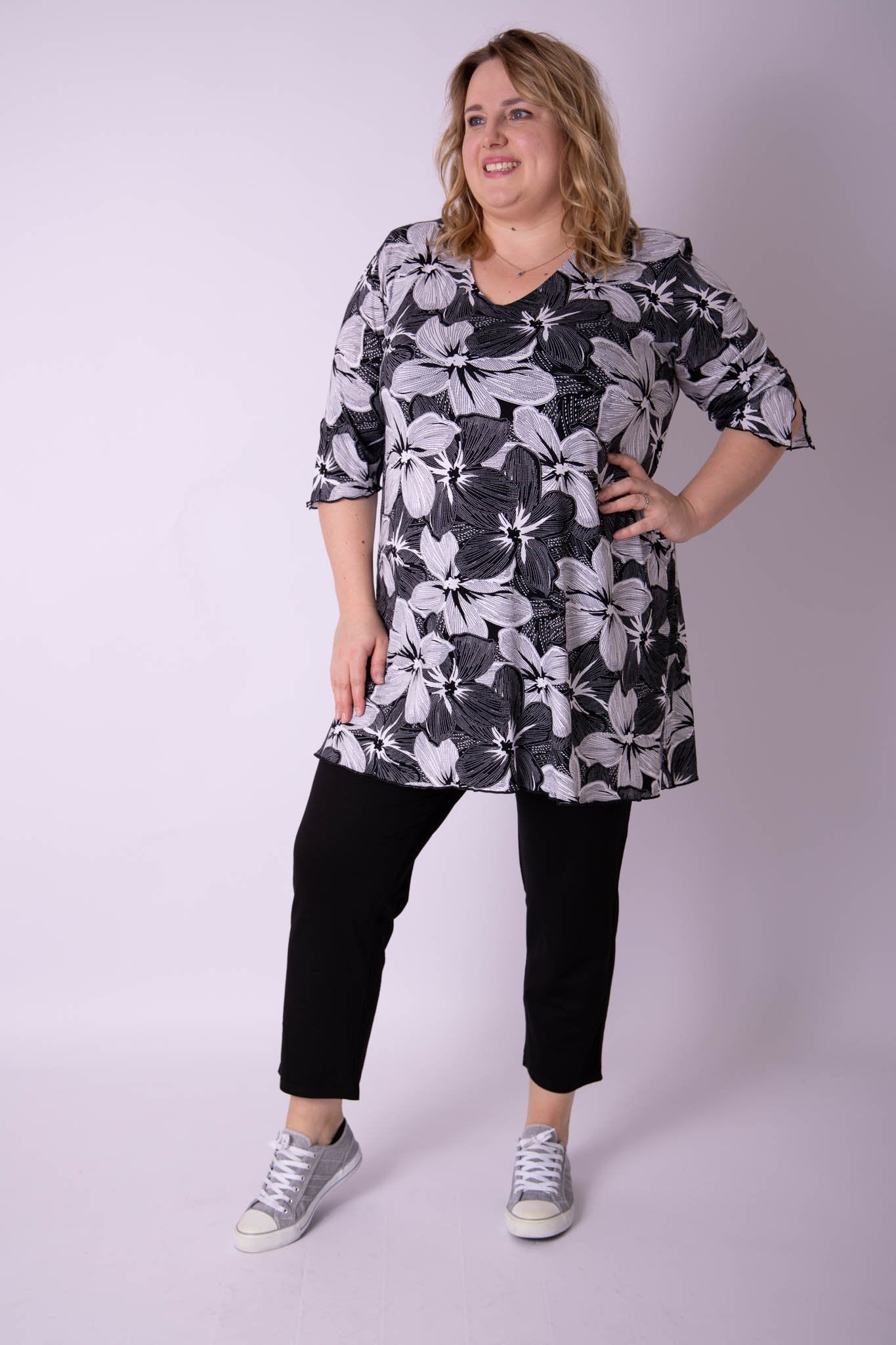 Top Erna driekwart mouwen zwart wit bloemen viscose 90 cm