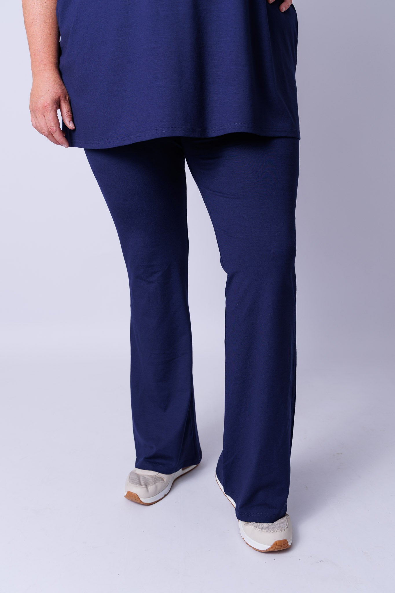 Flared legging viscose binnenbeenlengte ca 80 cm t/m maten 56-64
