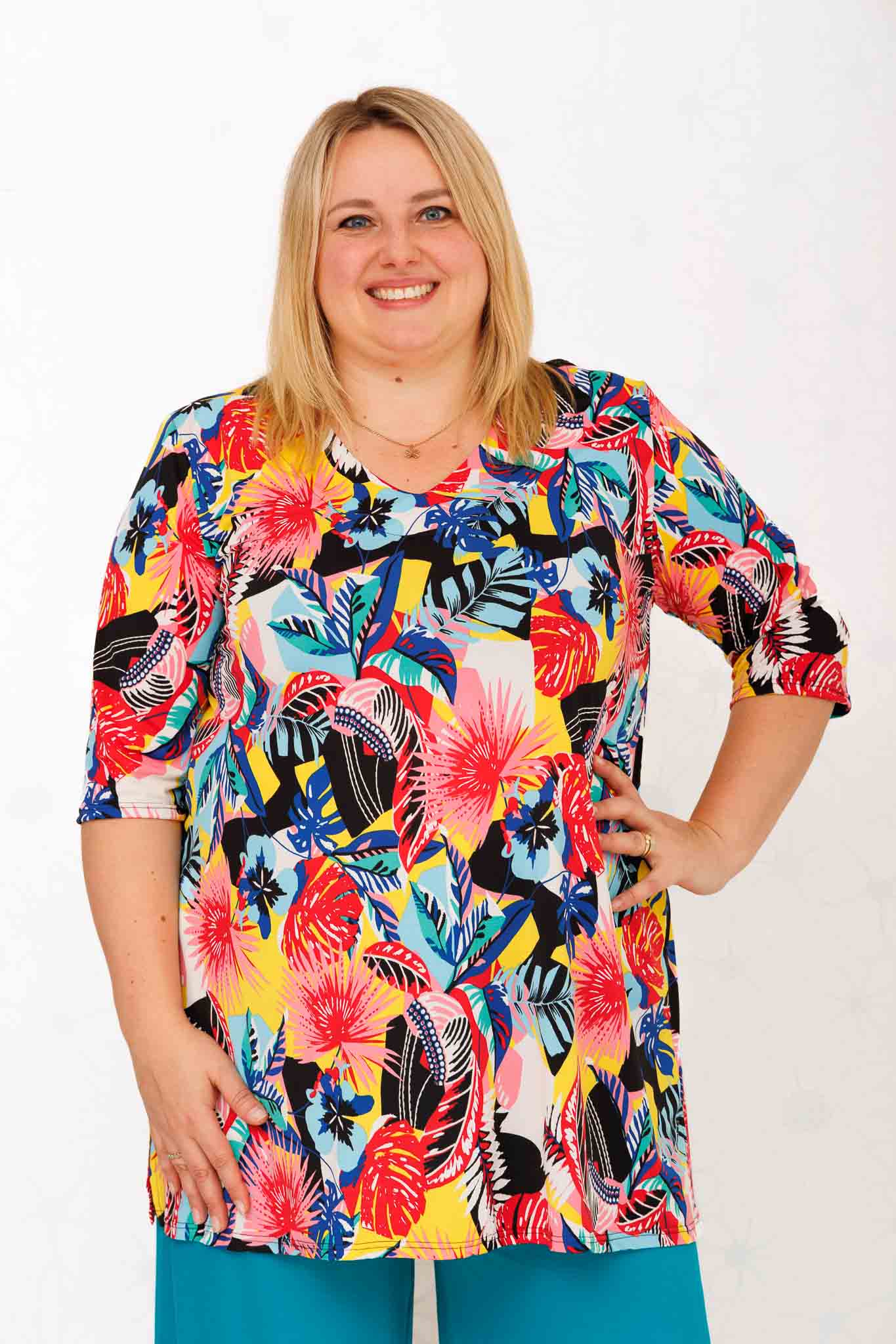 Top Erna – Bloemenprint-Turquoise-Rood | ITY Travelstof | ca. 90 cm