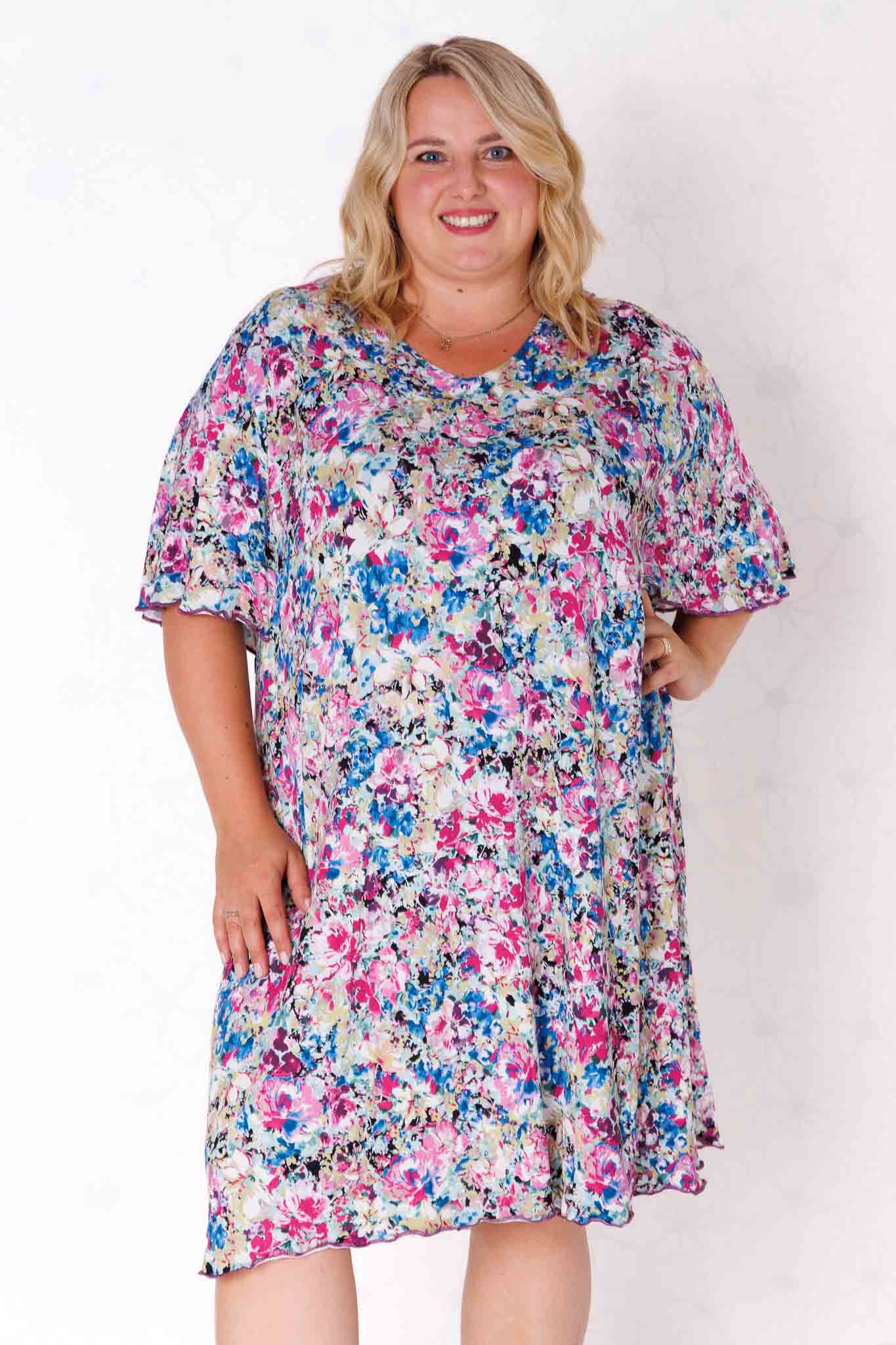 Jurk Karin- Roze/Blauwe- bloemen-viscose 110 cm maten 54-62