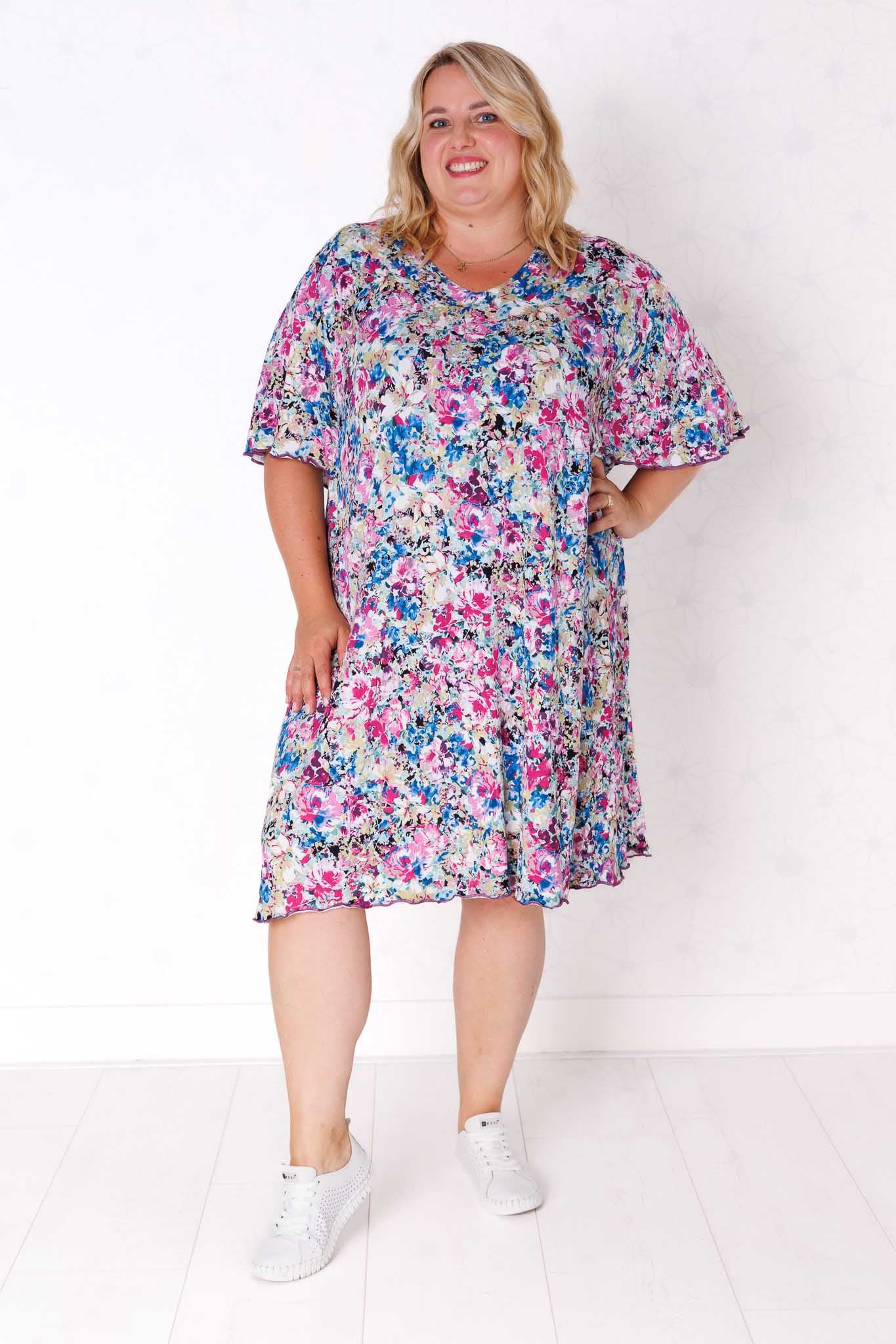 Jurk Karin- Roze/Blauwe- bloemen-viscose 110 cm maten 54-62
