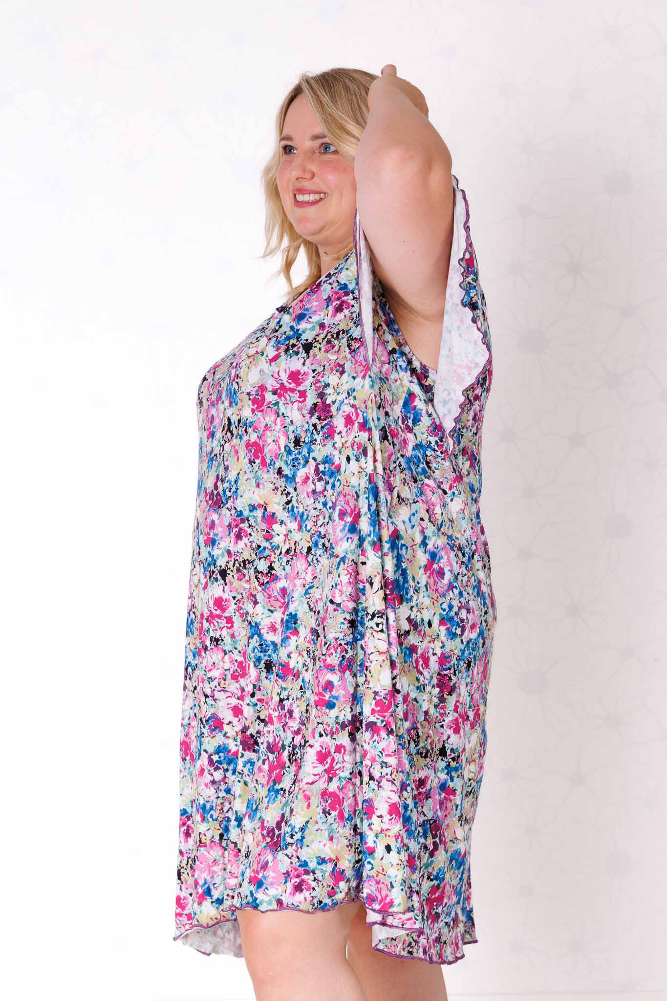 Jurk Karin- Roze/Blauwe- bloemen-viscose 110 cm maten 54-62