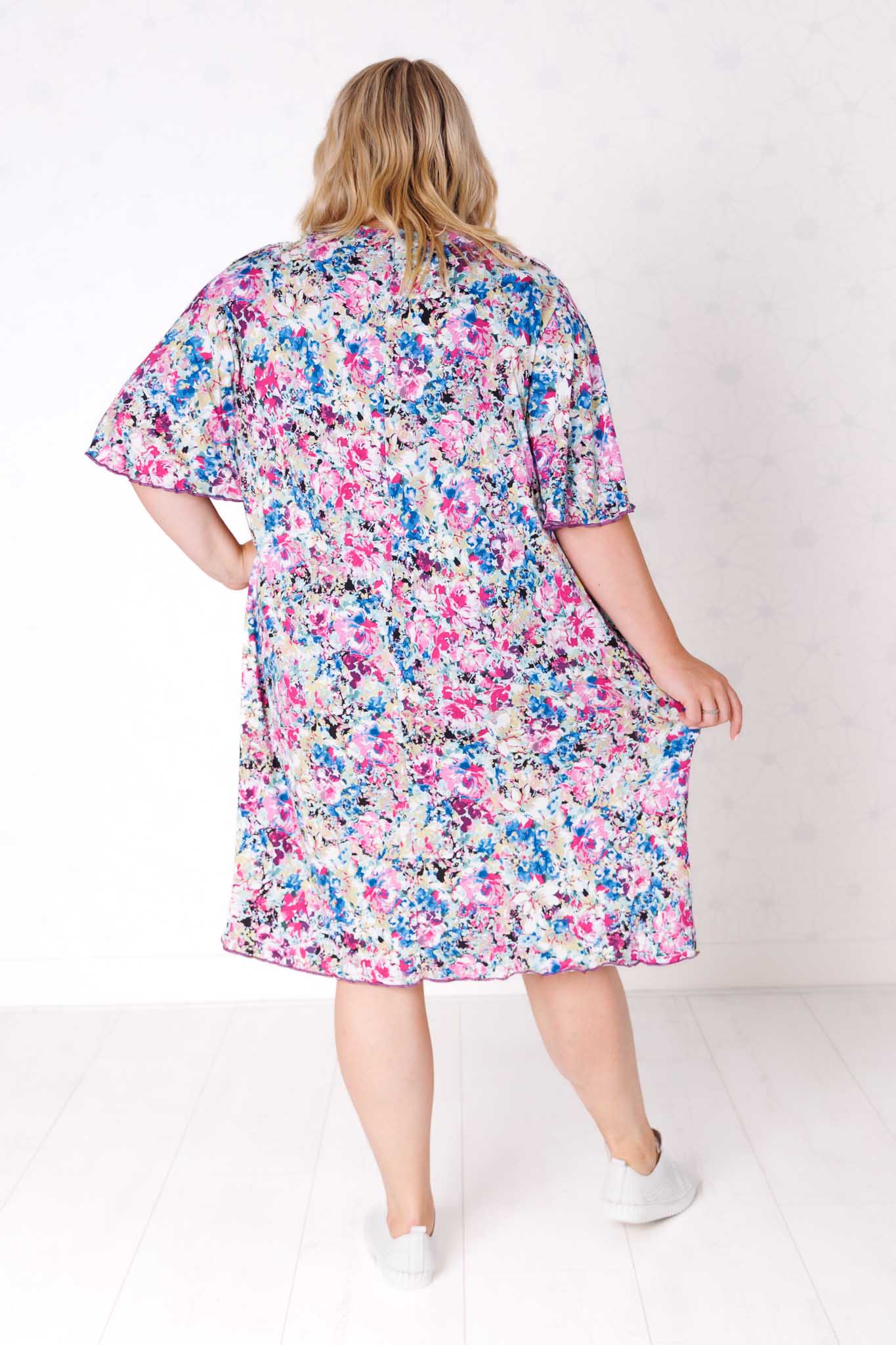 Jurk Karin- Roze/Blauwe- bloemen-viscose 110 cm maten 54-62