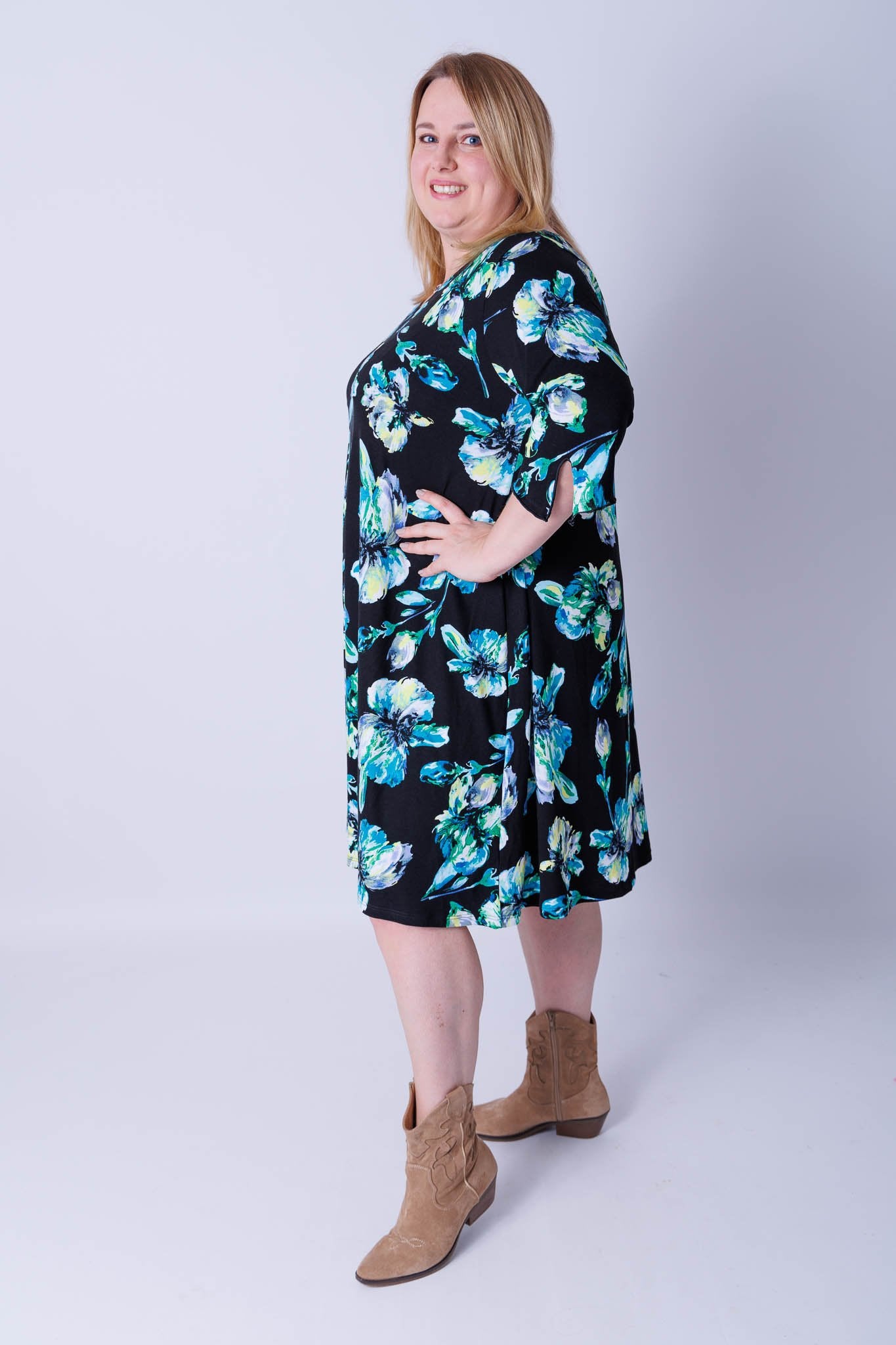 Jurk Linda viscose zwart blauwe bloemen105 cm lang