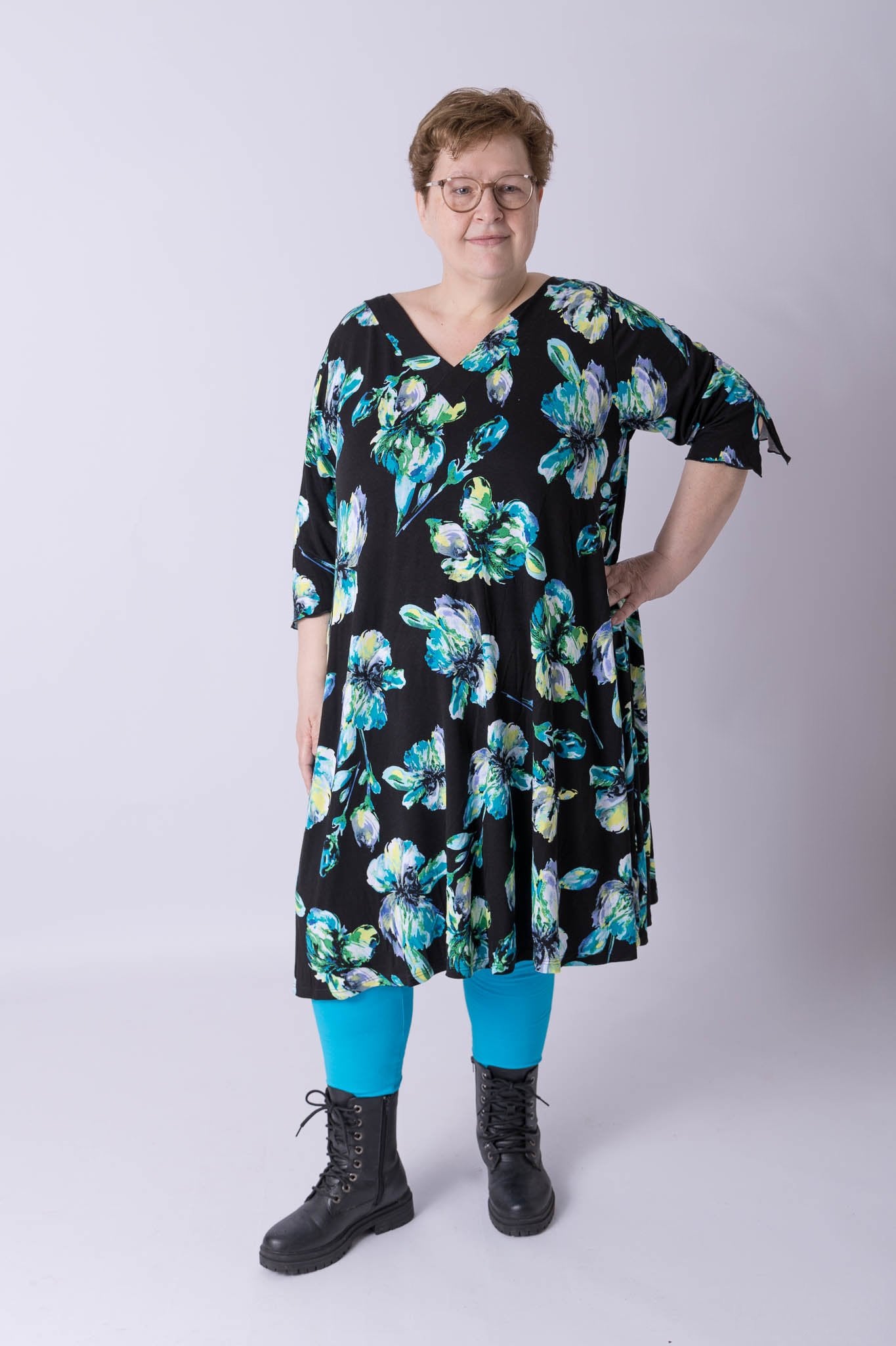 Jurk Linda viscose zwart blauwe bloemen105 cm lang