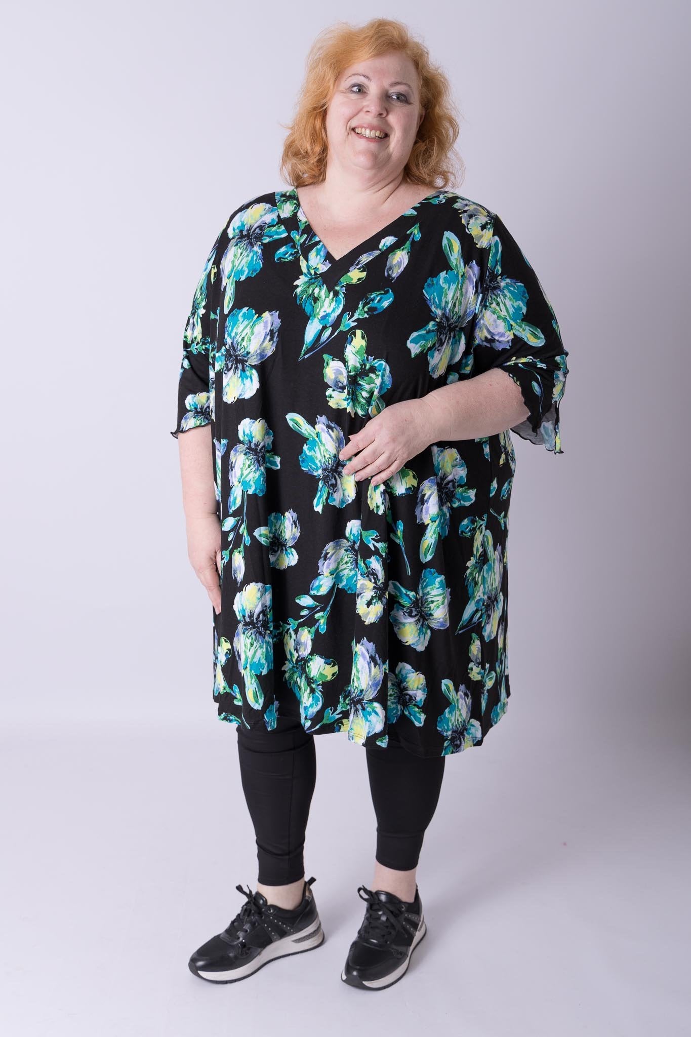 Jurk Linda viscose zwart blauwe bloemen105 cm lang