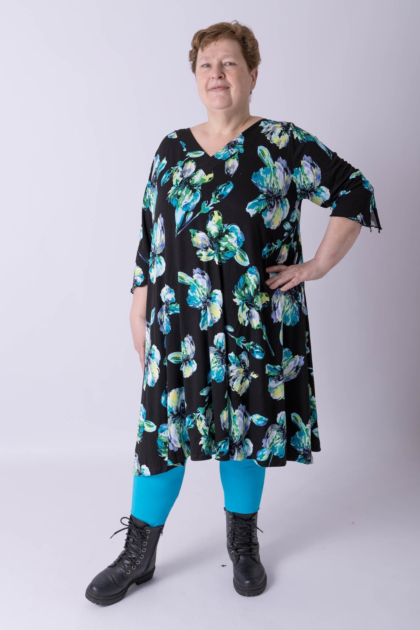 Jurk Linda viscose zwart blauwe bloemen105 cm lang