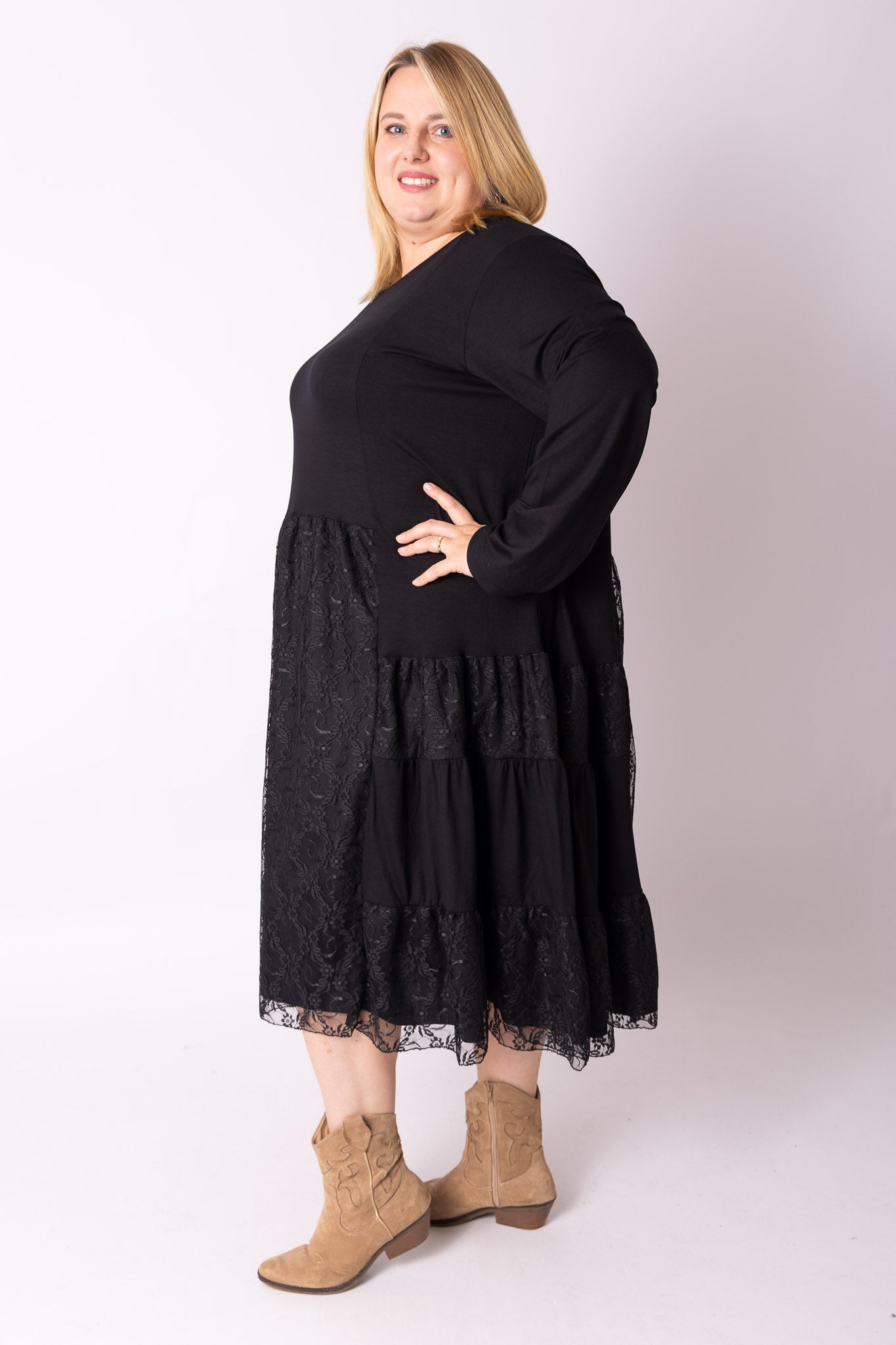 Jurk Hennie zwart met kant lengte ca 115 cm maat 54-58