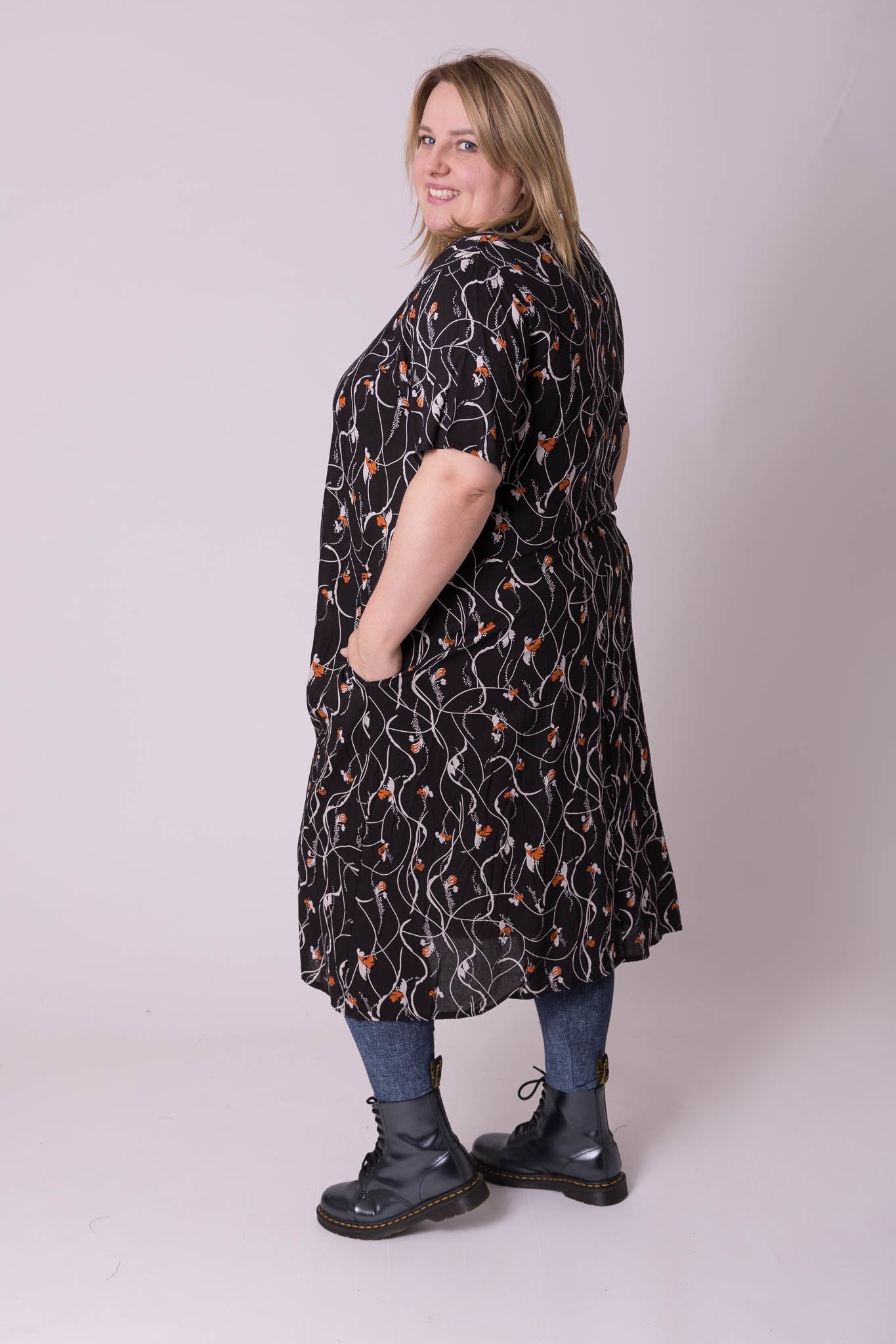 Jurk oranje bloemen met zakken maat 48/52