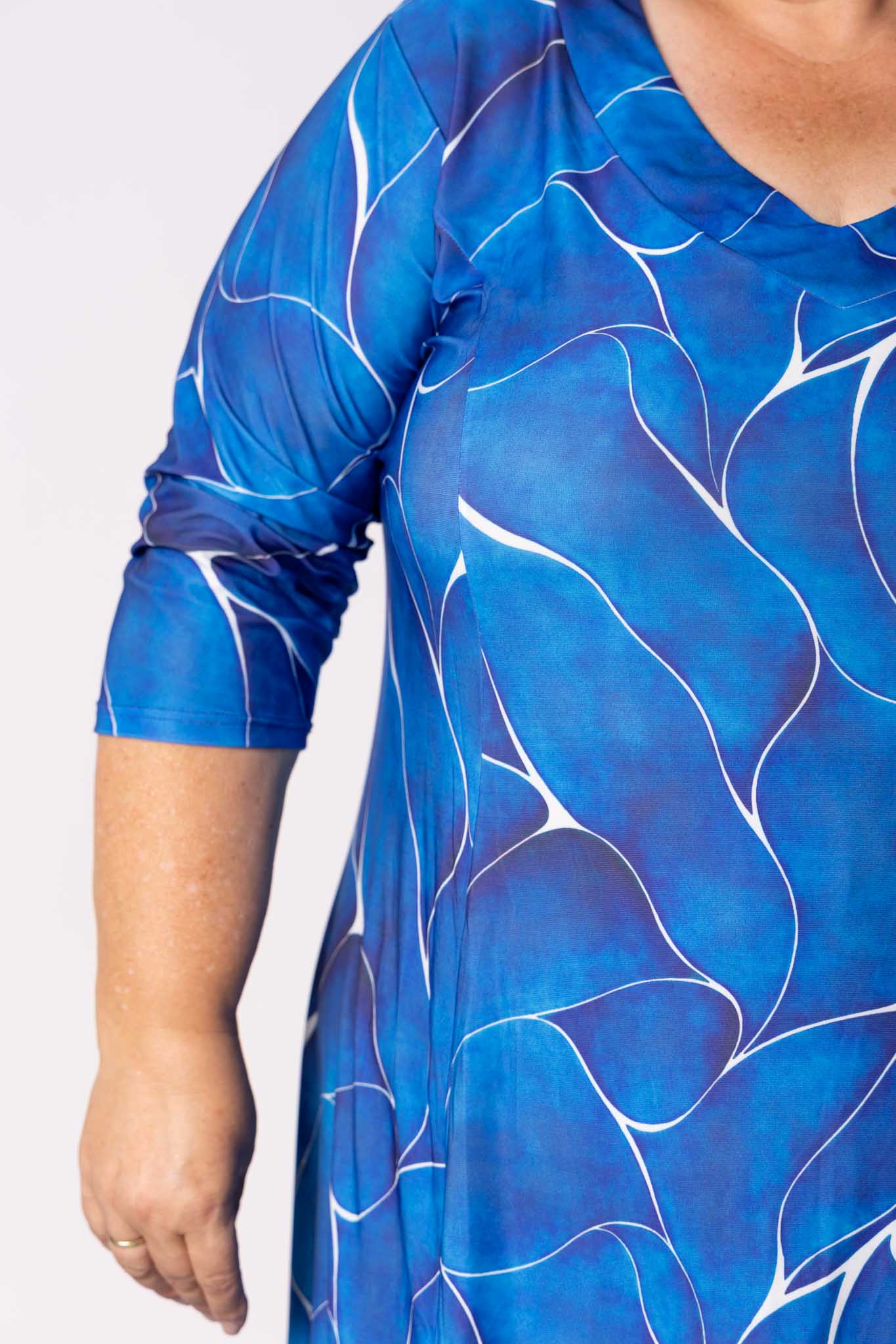 Jurk Bella | Royal Blue Waves | Limited Edition | Grote Maten | Prinsessenlijn | Travelstof | 115cm