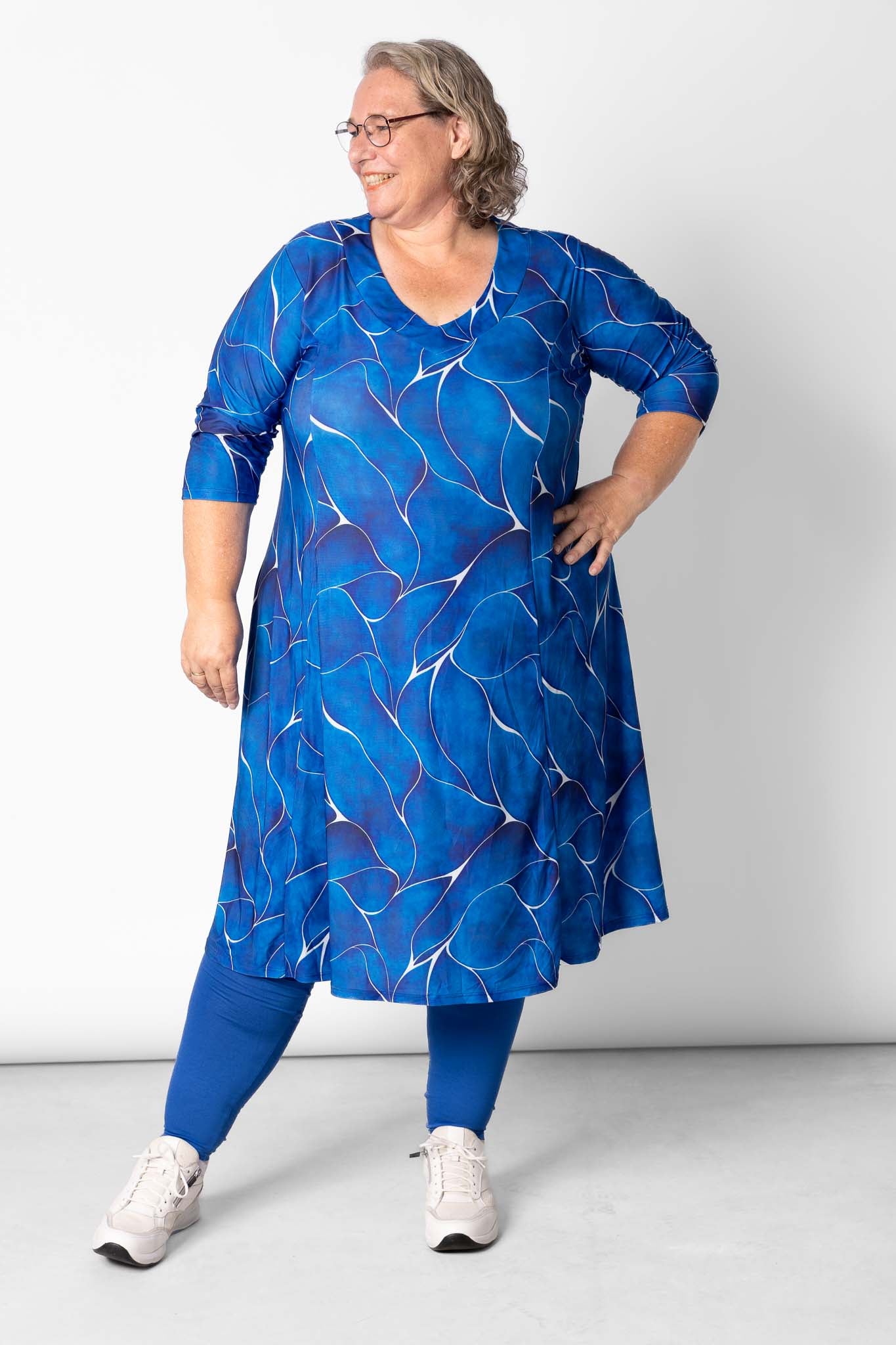 Jurk Bella | Royal Blue Waves | Limited Edition | Grote Maten | Prinsessenlijn | Travelstof | 115cm