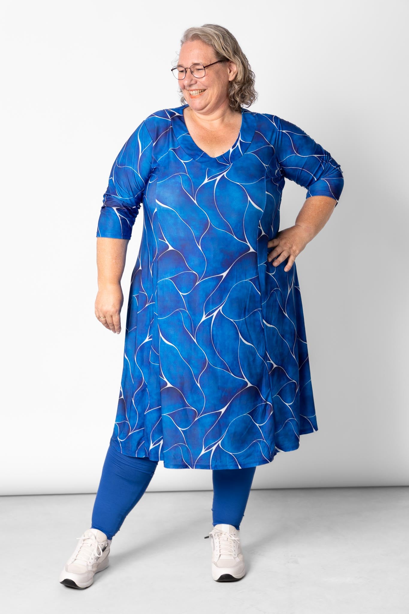 Jurk Bella | Royal Blue Waves | Limited Edition | Grote Maten | Prinsessenlijn | Travelstof | 115cm