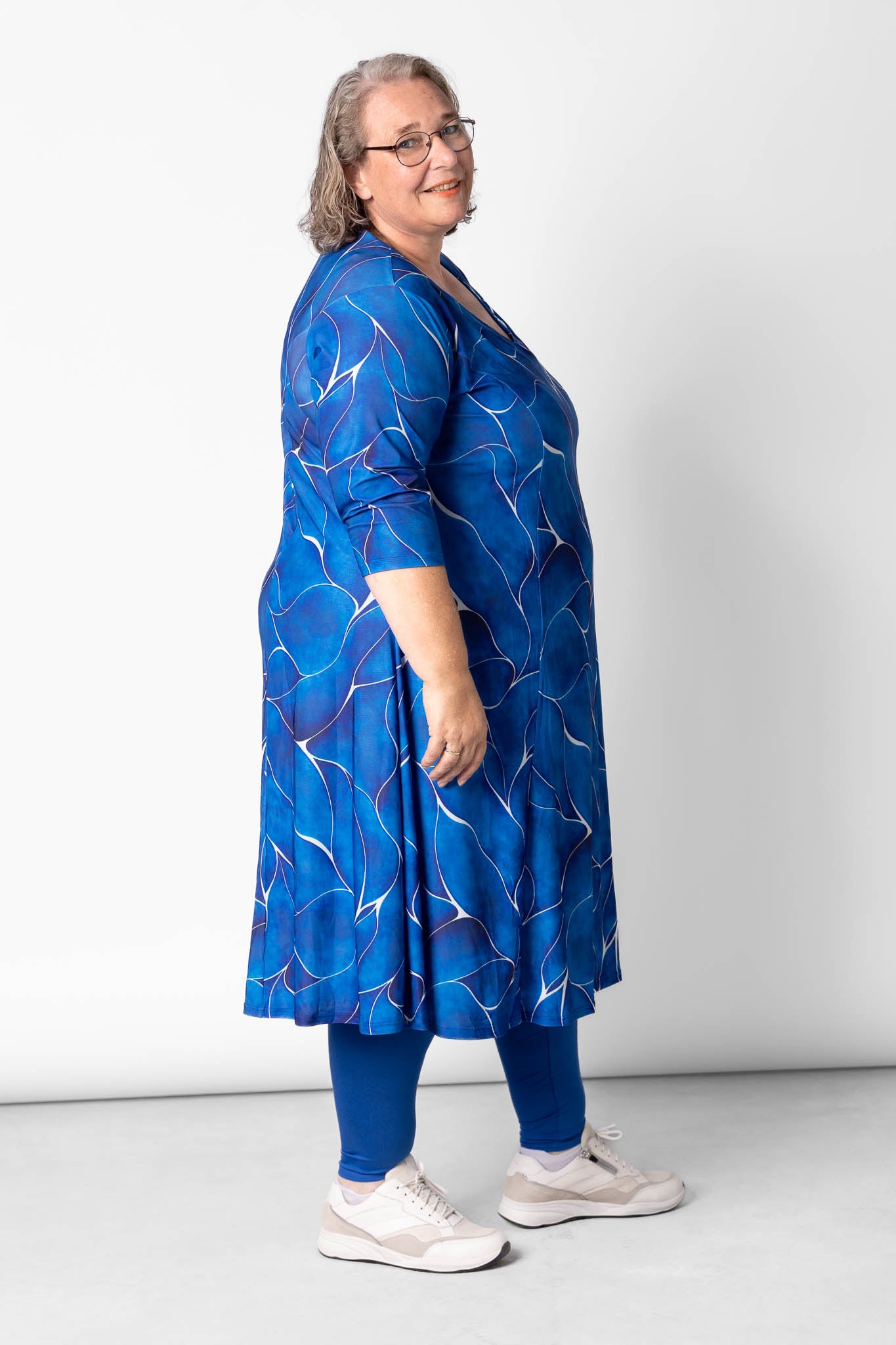 Jurk Bella | Royal Blue Waves | Limited Edition | Grote Maten | Prinsessenlijn | Travelstof | 115cm