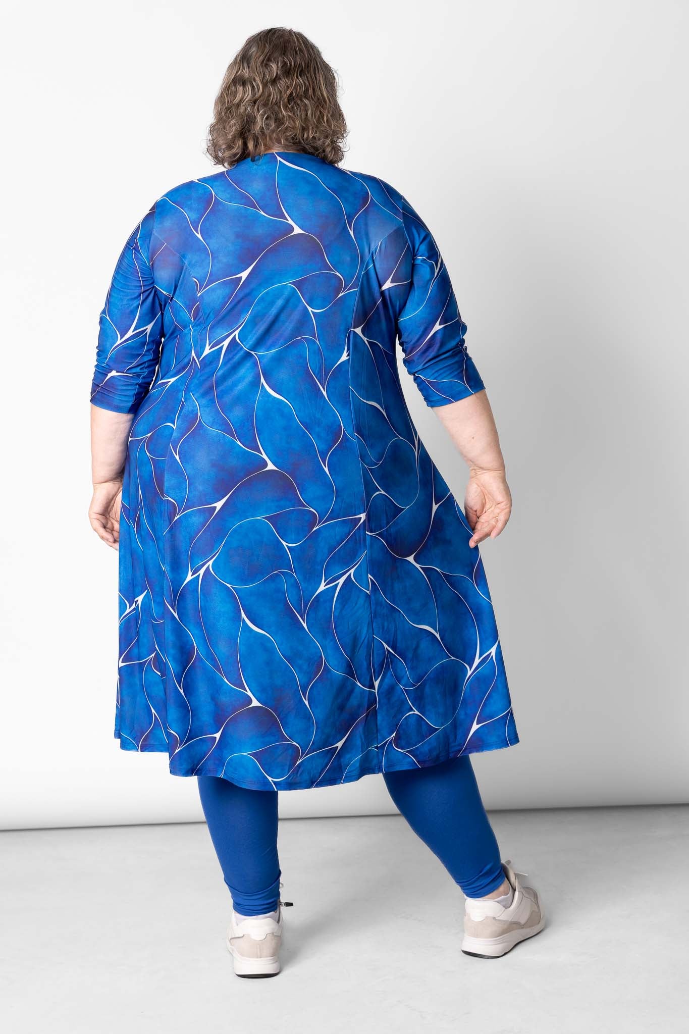 Jurk Bella | Royal Blue Waves | Limited Edition | Grote Maten | Prinsessenlijn | Travelstof | 115cm