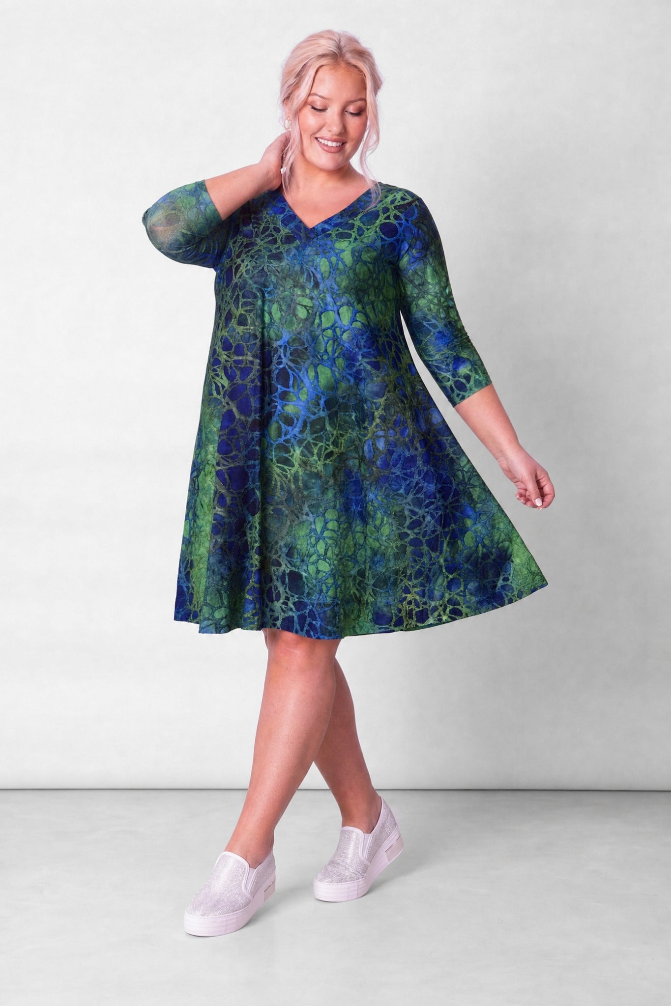 Jurk Ingrid | Emerald Lace | 3D Stretch | Wijde A-lijn | V-hals | 3/4 mouw | 105 cm