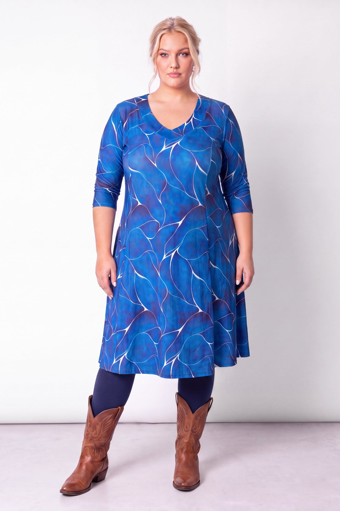 Jurk Bella | Royal Blue Waves | Limited Edition | Grote Maten | Prinsessenlijn | Travelstof | 115cm