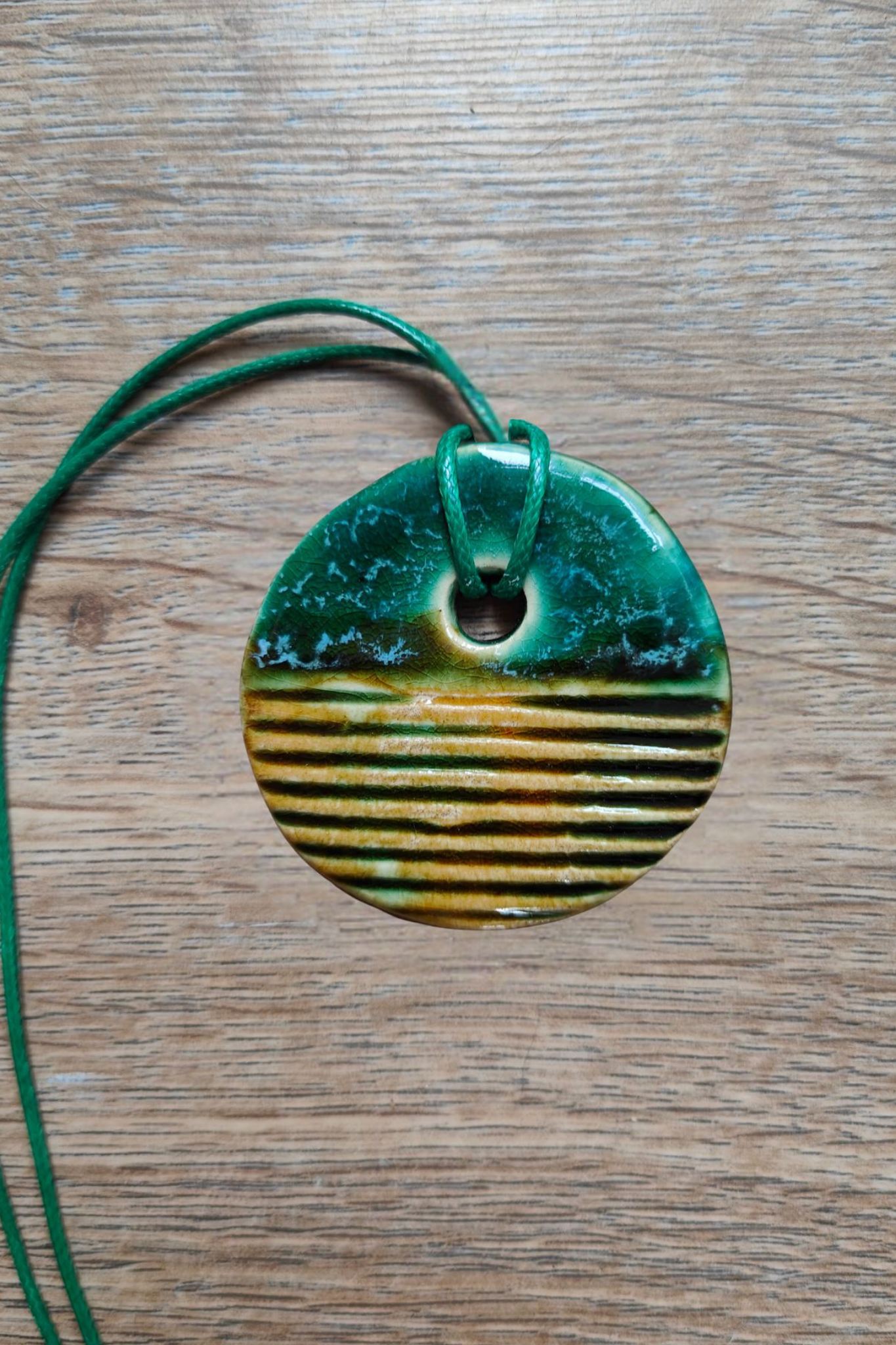Ketting keramiek rond groen streepjes