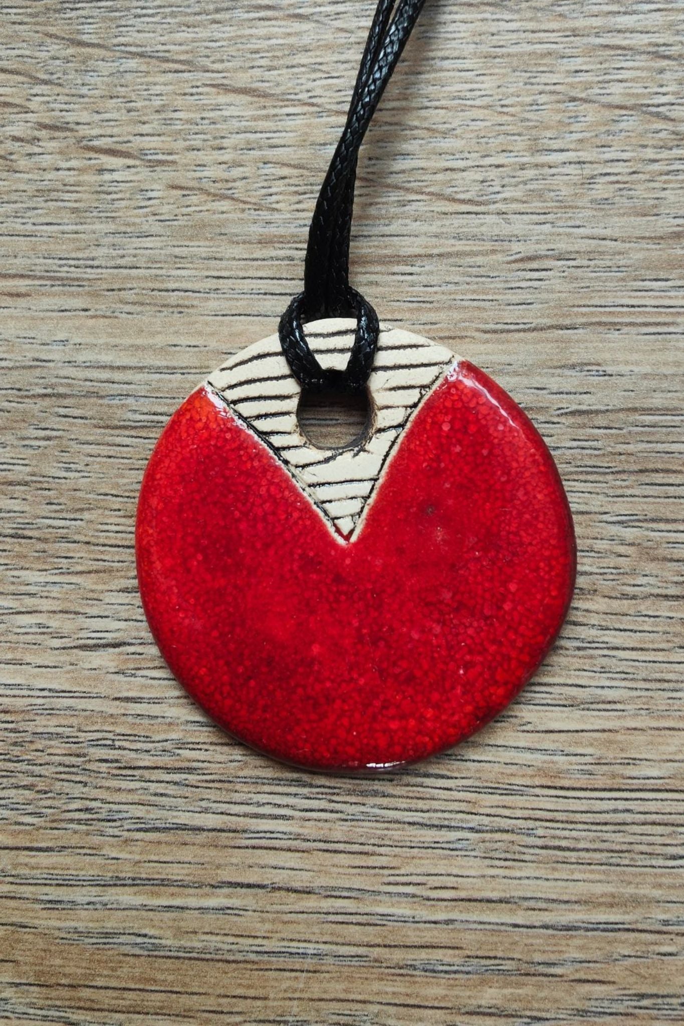 Ketting keramiek rond rood