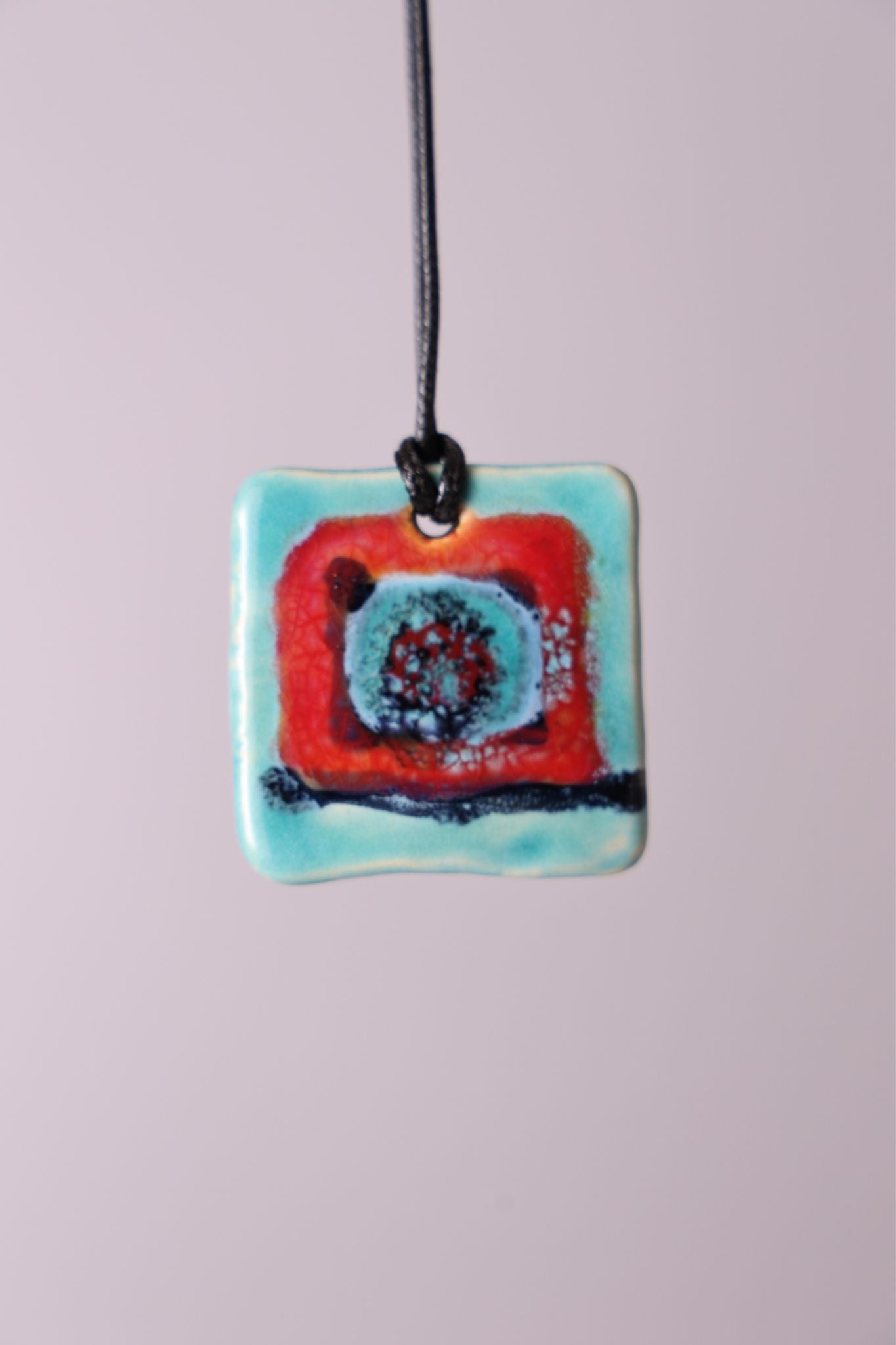 Ketting keramiek vierkant turquoise rood donkerblauw