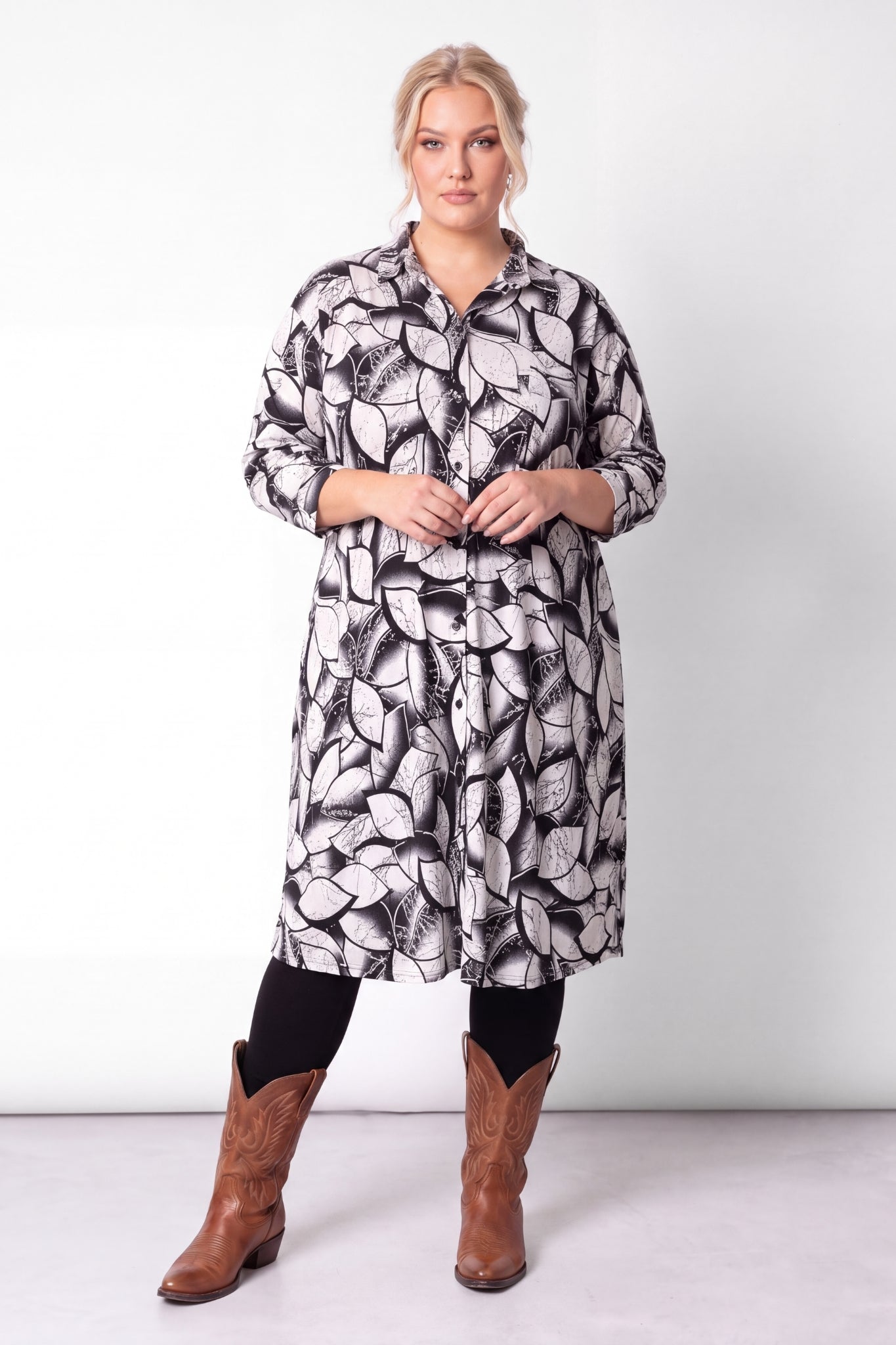 Overhemd jurk Tonny | Black White Leaves | Limited Edition | A-lijn | Lange mouw | Travel stof | 120cm