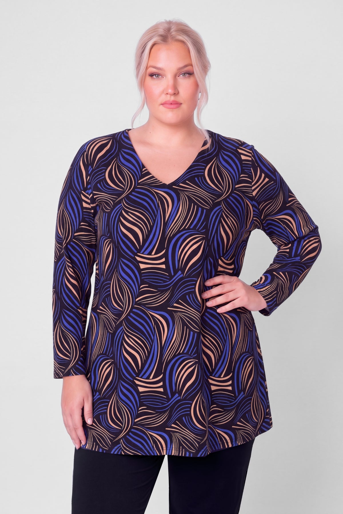 Longshirt Erna | Royal Blue Leaves | met Viscose | A-lijn | V-hals | 90 cm
