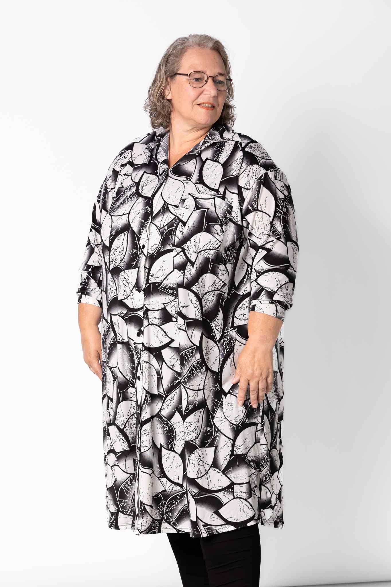 Overhemd jurk Tonny | Black White Leaves | Limited Edition | A-lijn | Lange mouw | Travel stof | 120cm