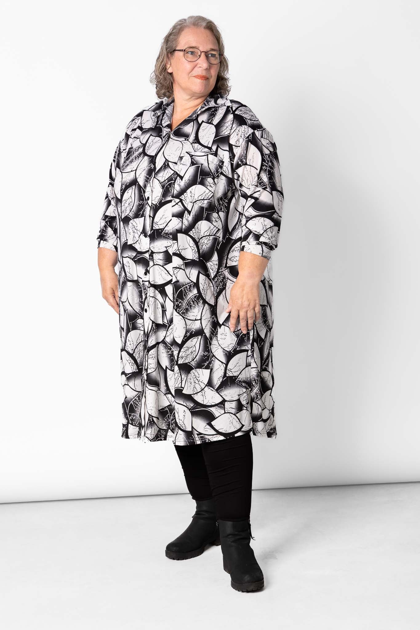 Overhemd jurk Tonny | Black White Leaves | Limited Edition | A-lijn | Lange mouw | Travel stof | 120cm