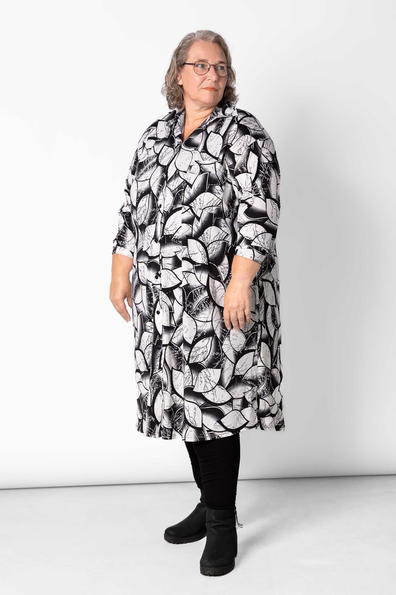 Overhemd jurk Tonny | Black White Leaves | Limited Edition | A-lijn | Lange mouw | Travel stof | 120cm
