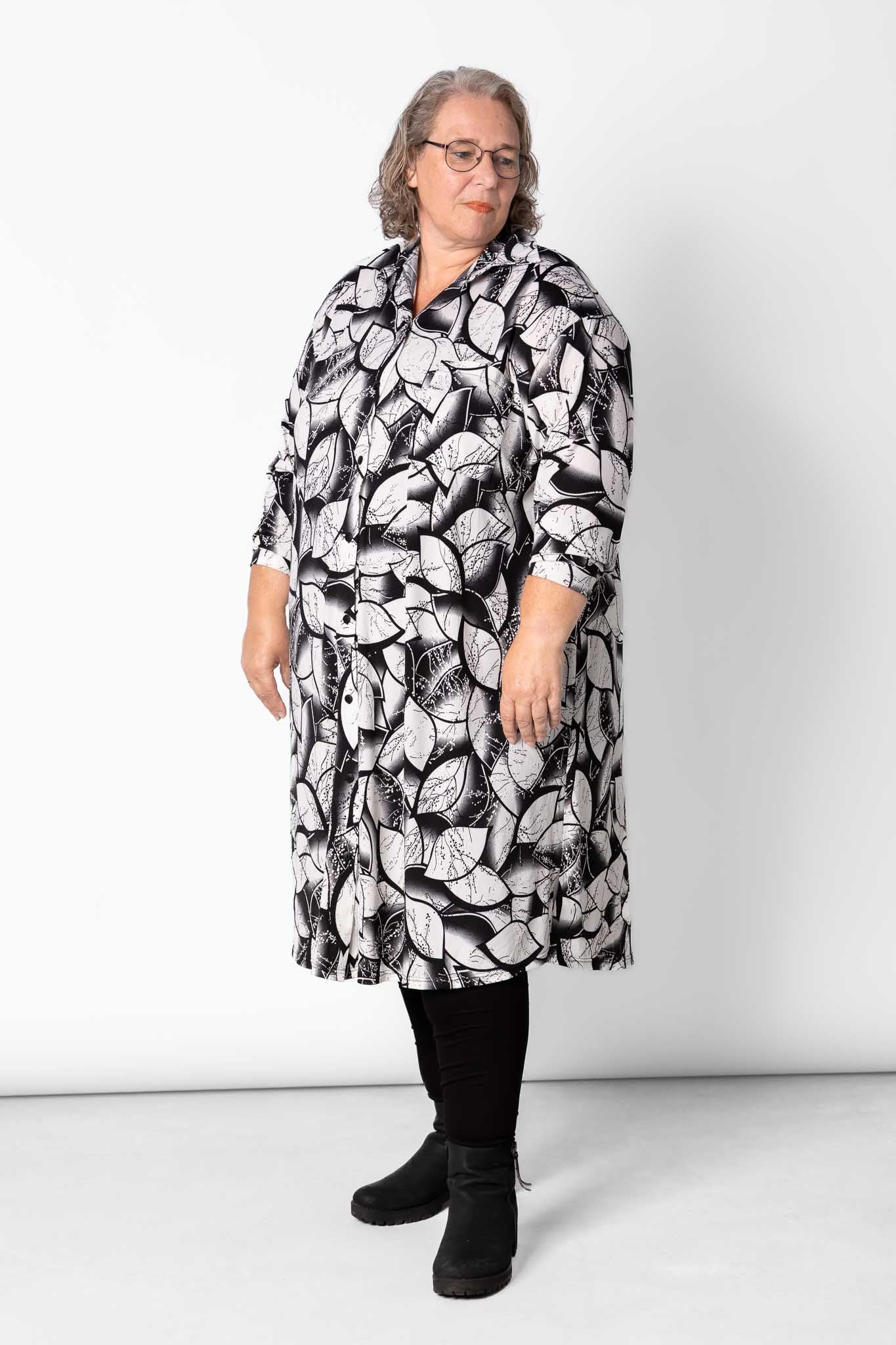 Overhemd jurk Tonny | Black White Leaves | Limited Edition | A-lijn | Lange mouw | Travel stof | 120cm