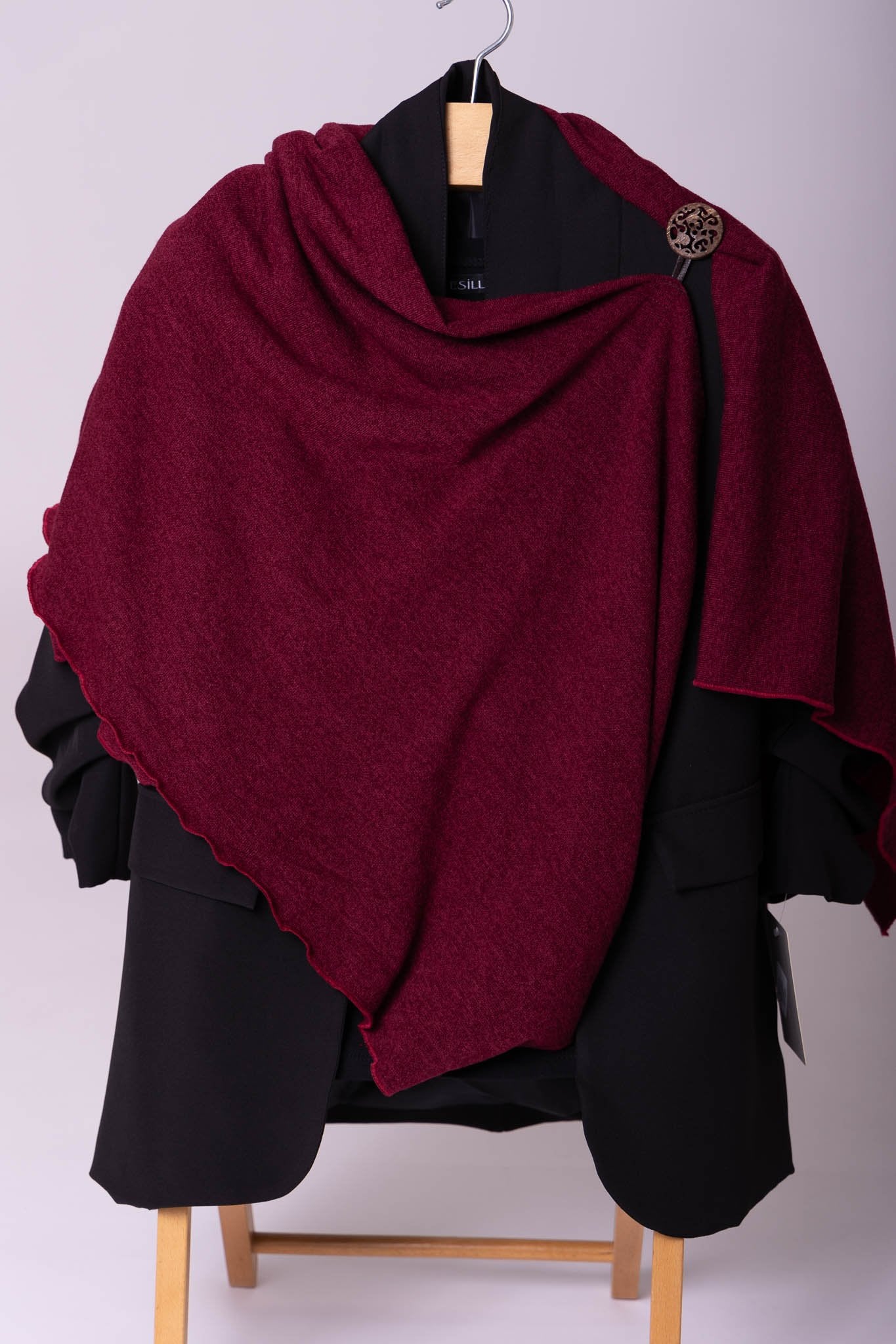 Sjaal bordeaux rood als bolero met knoopsluiting