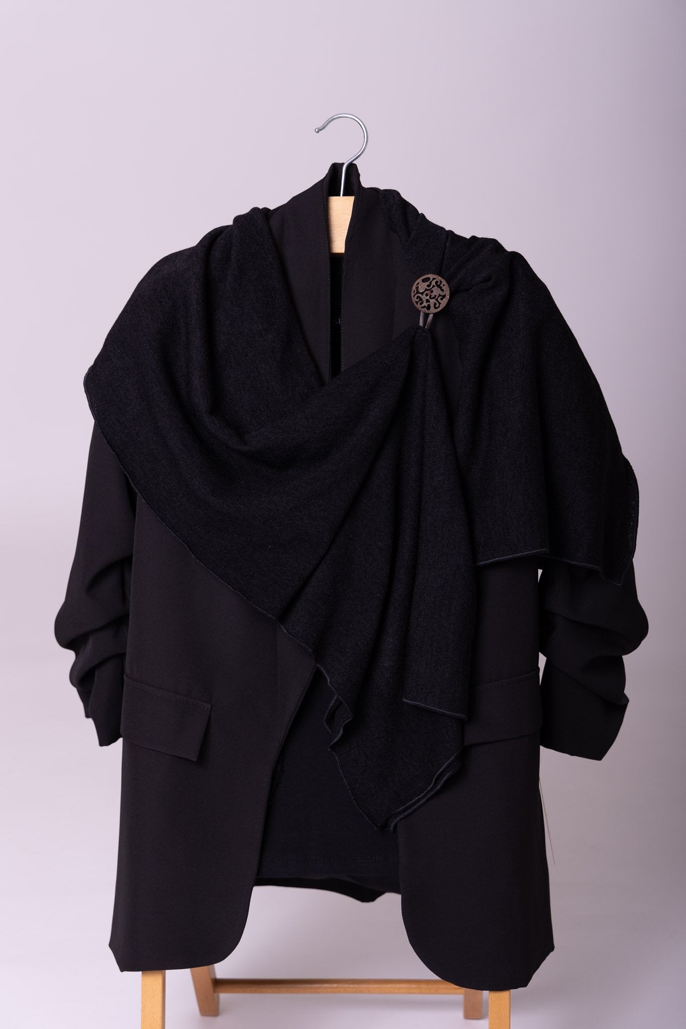 Sjaal zwart als bolero met knoopsluiting