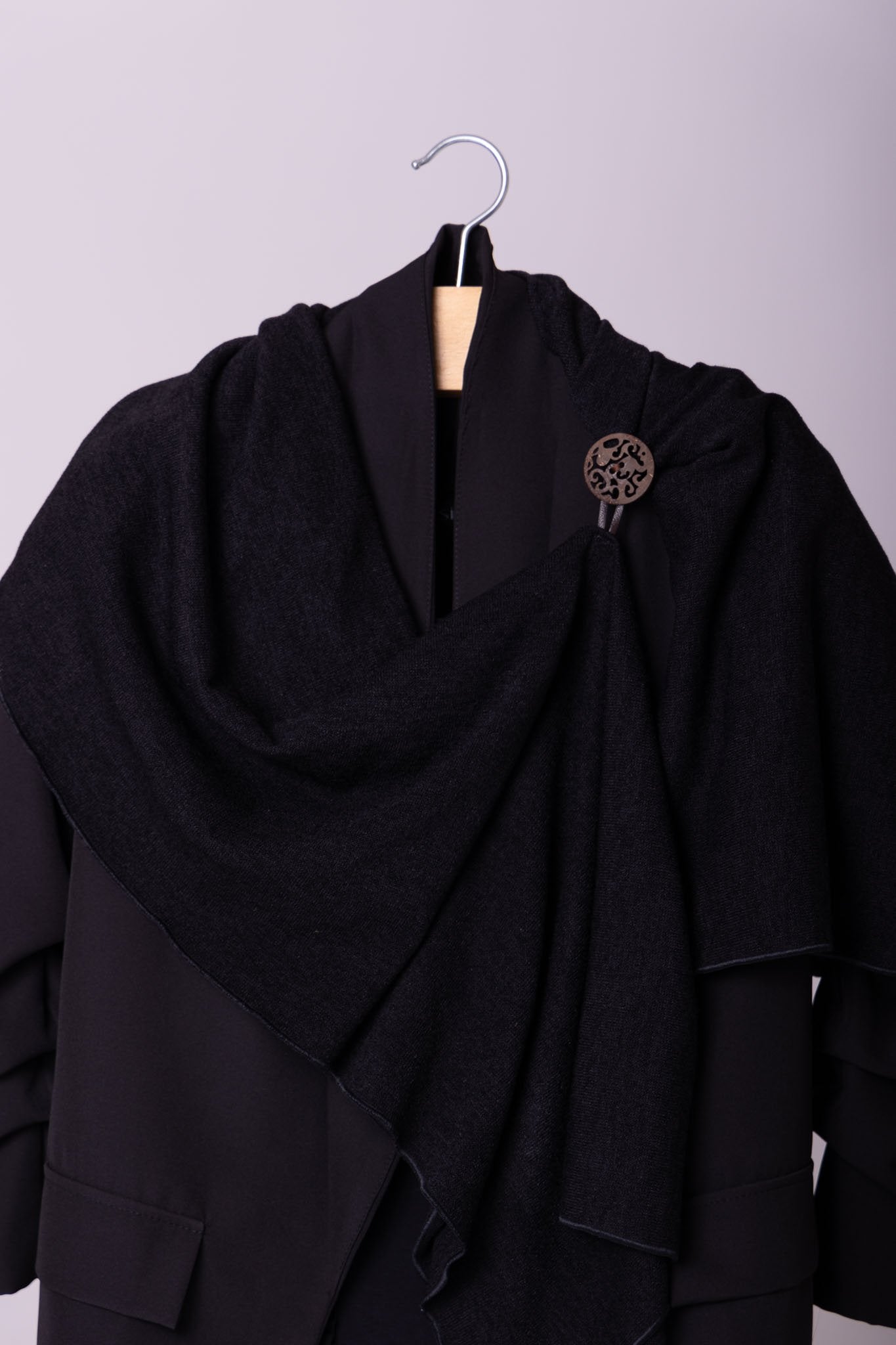 Sjaal zwart als bolero met knoopsluiting
