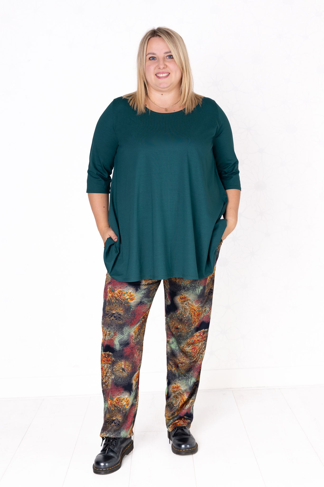 Broek Esther met zakken – Universum print – binnenbeenlengte 68–75 cm