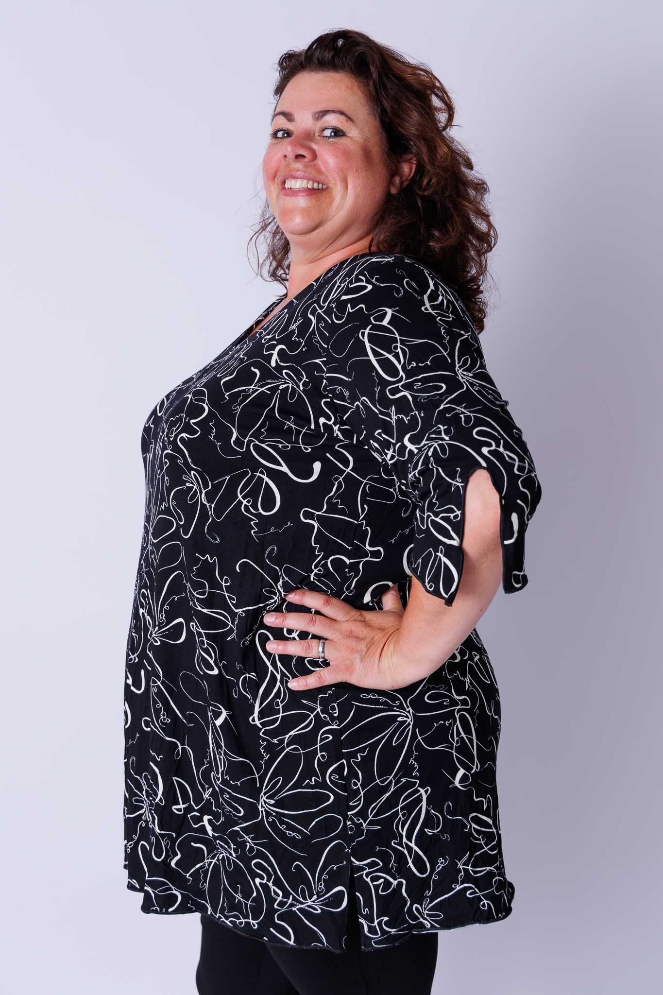 Top Erna zwart abstract vlinders  90 cm viscose
