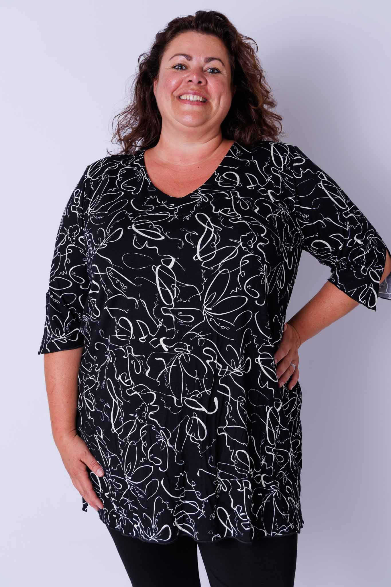 Top Erna zwart abstract vlinders  90 cm viscose