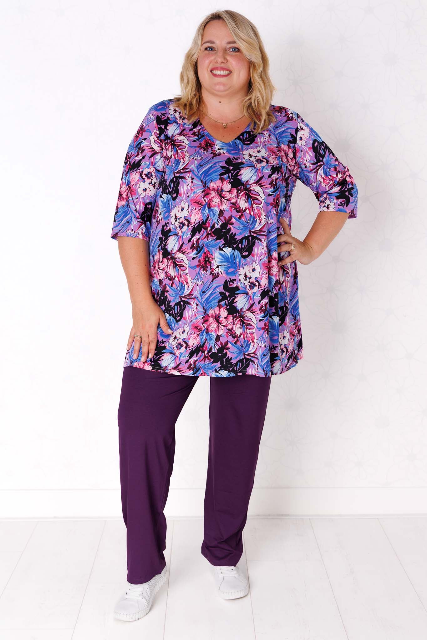 Top Erna – Bloemen/ Paars/Roze/Kobalt/Zwart |Travelstof 90 cm