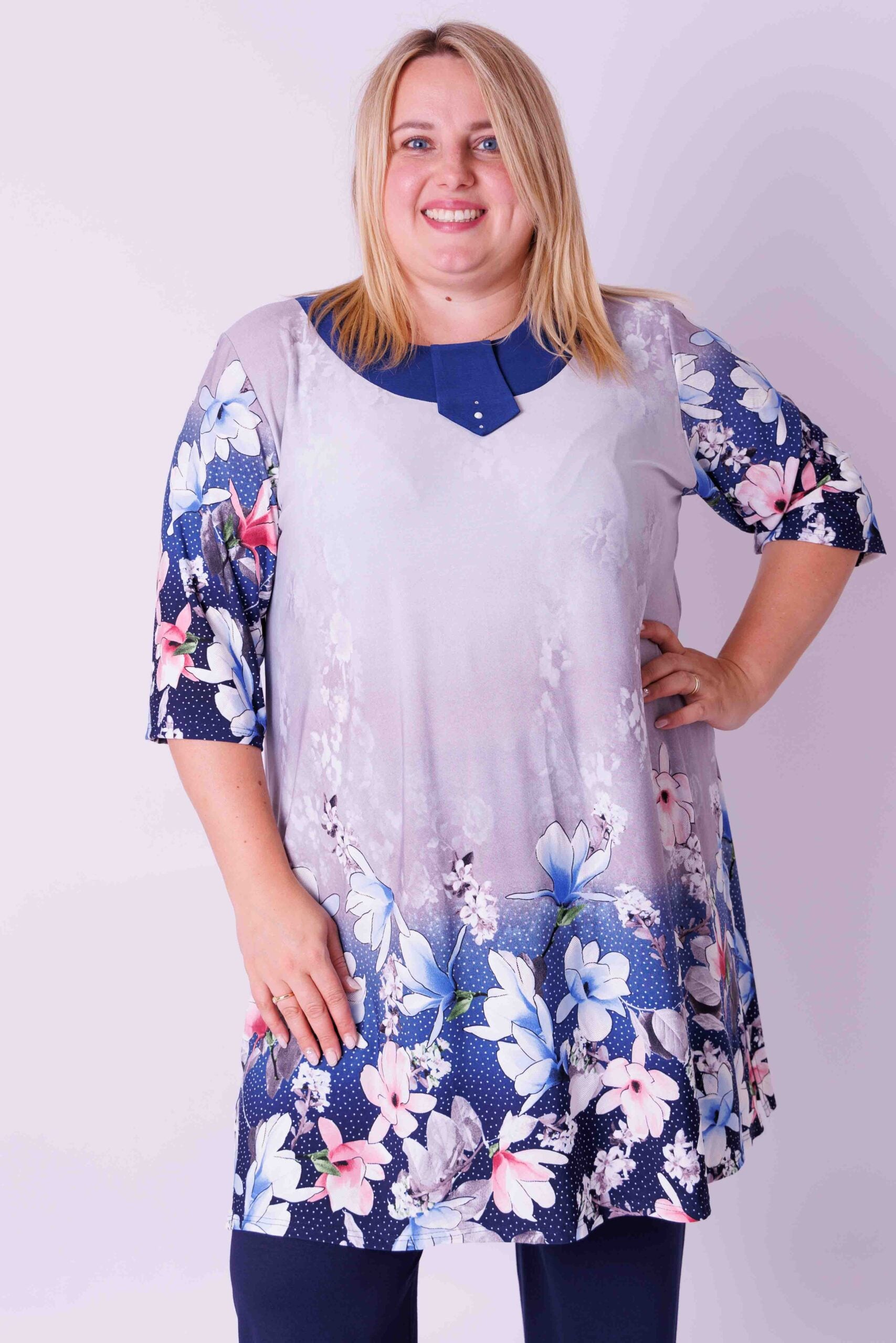 Tuniek Hollandia bloemen op lichtgrijs en blauw travel stof 96 cm
