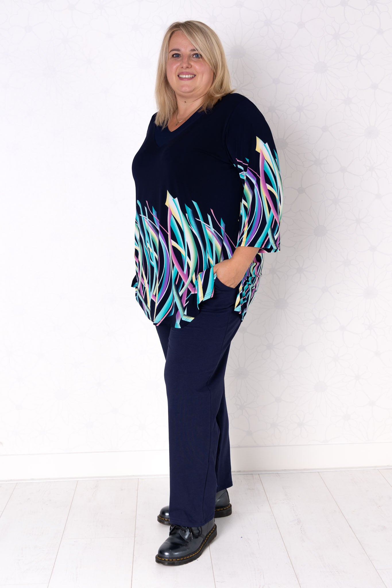 Top Hollandia | Recht | 3/4 mouwen | Travelstof | Regenboog print | 85cm