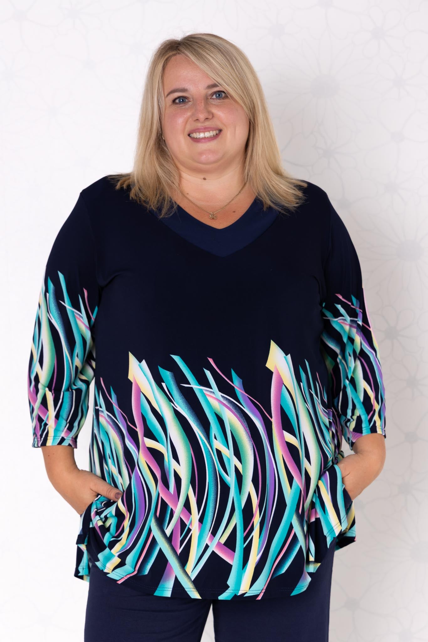 Top Hollandia | Recht | 3/4 mouwen | Travelstof | Regenboog print | 85cm