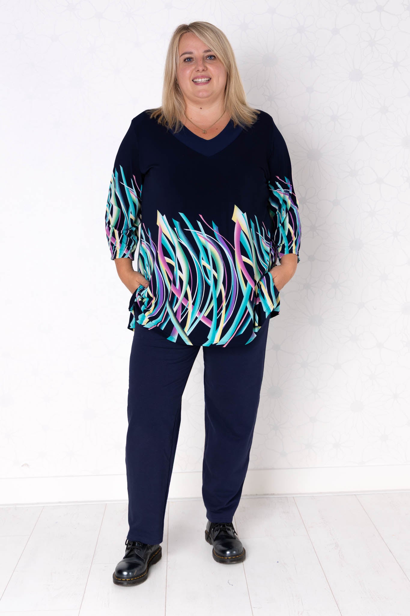 Top Hollandia | Recht | 3/4 mouwen | Travelstof | Regenboog print | 85cm