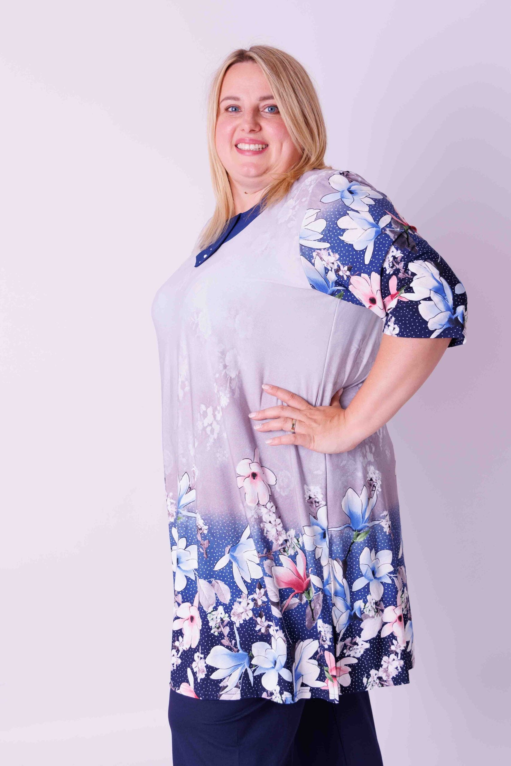 Tuniek Hollandia bloemen op lichtgrijs en blauw travel stof 96 cm