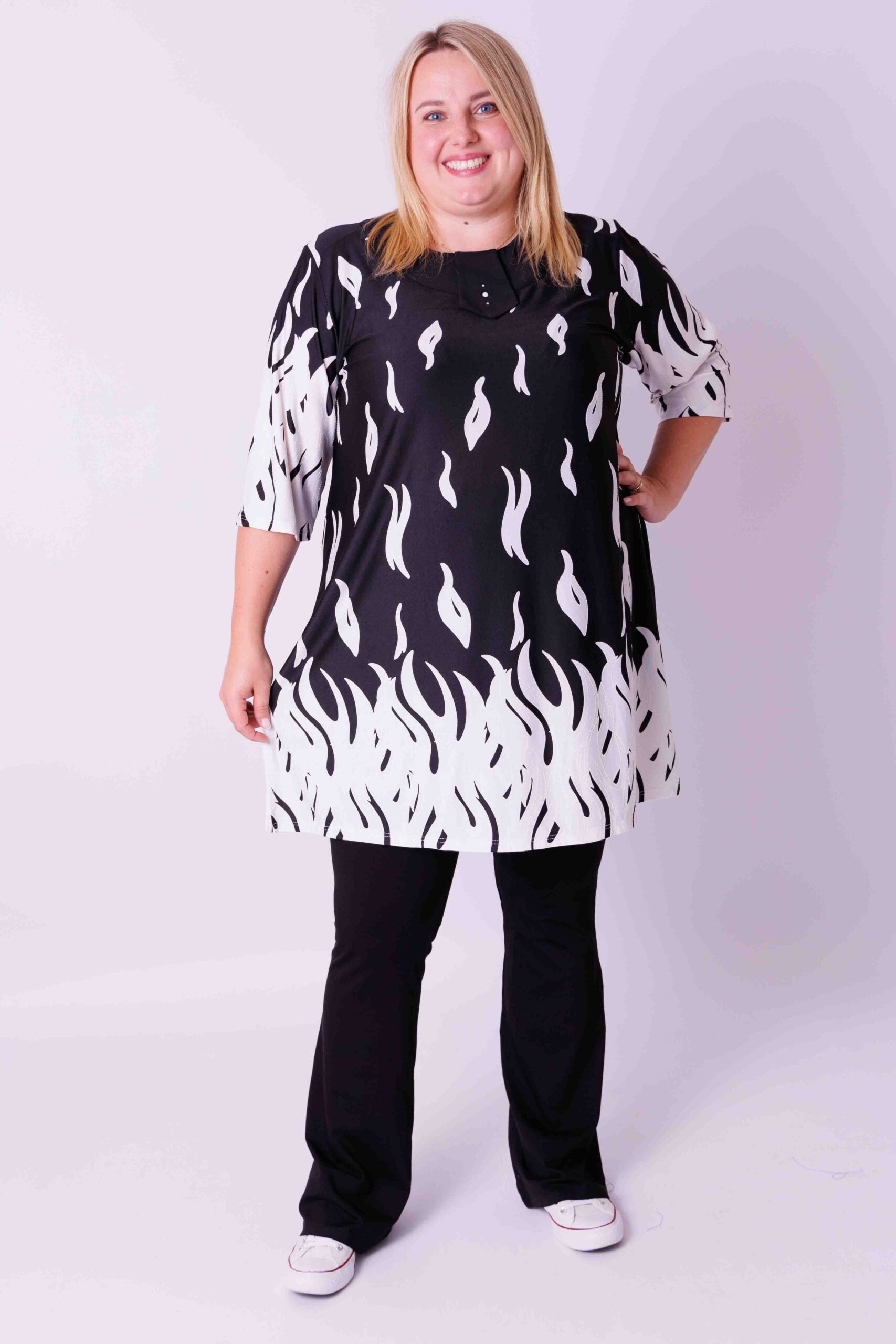 Tuniek Hollandia witte vlammen op zwart travel stof 96 cm