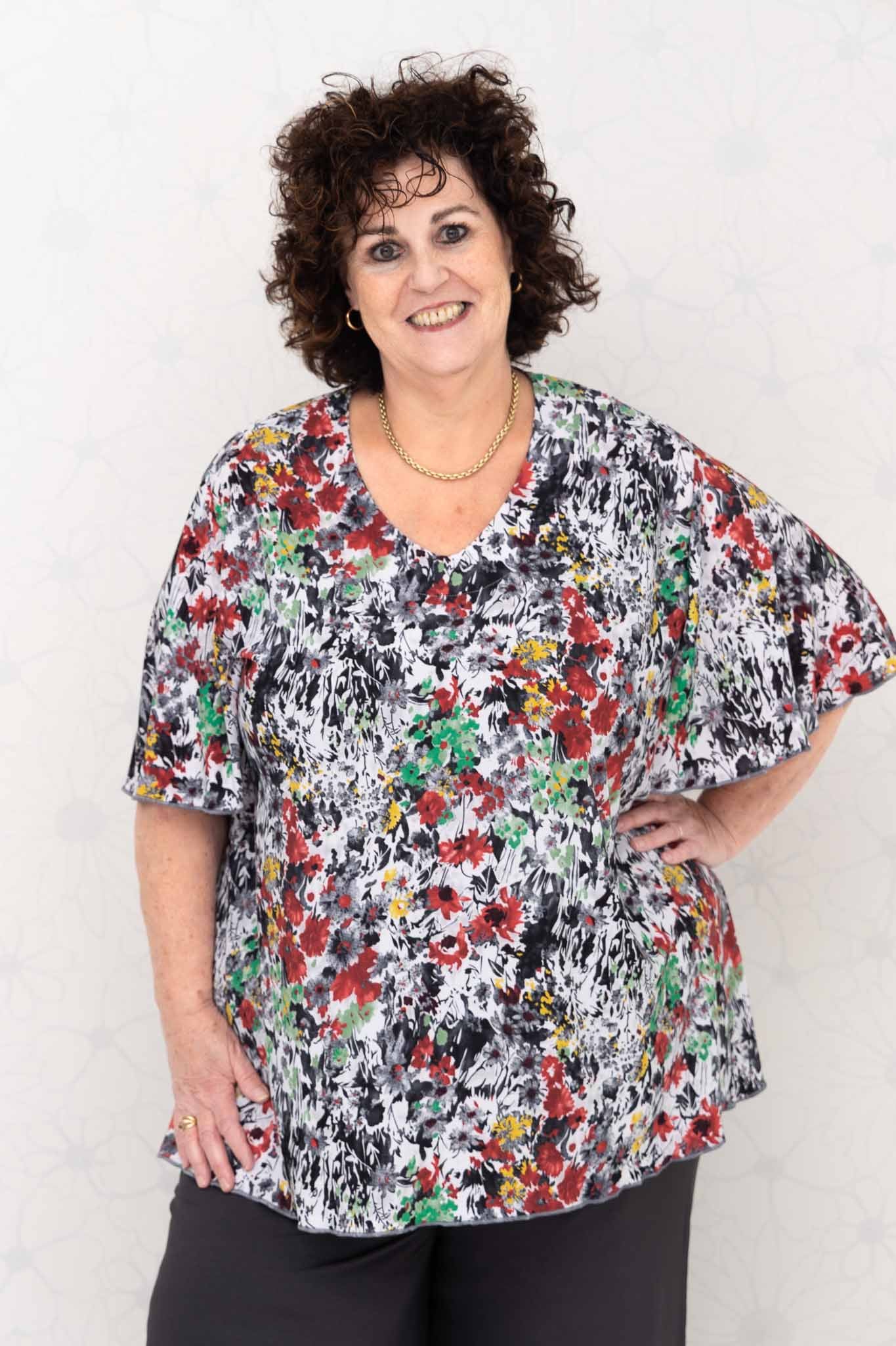 Top-Karin-bloemen-groen/rood/grafietgrijs-80cm-travelstof
