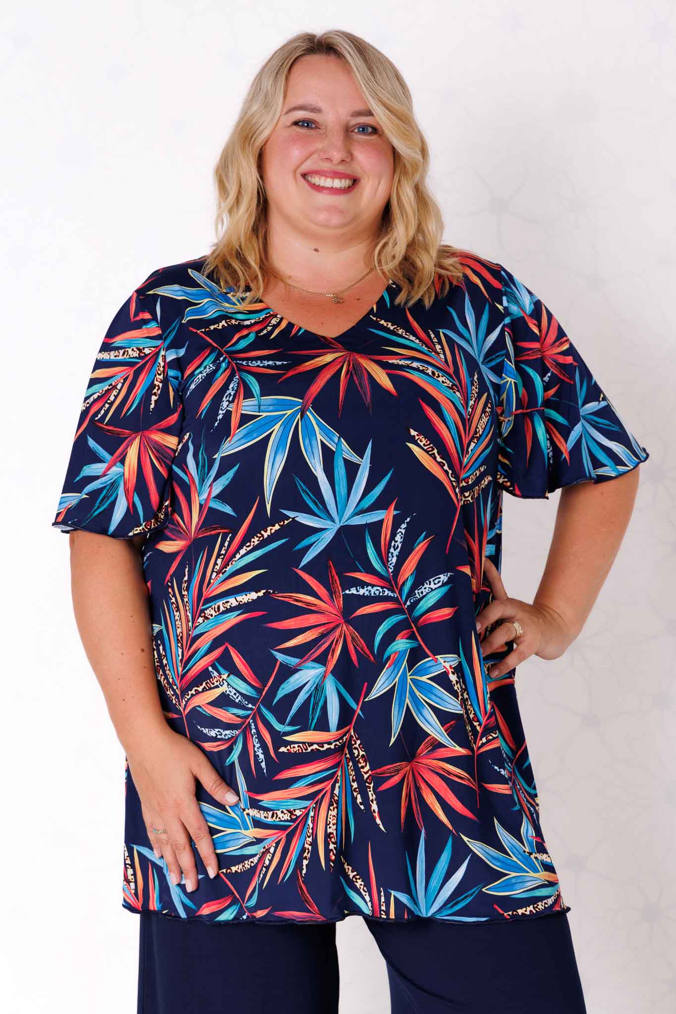 Top Karin – print "Varen" turquoise/rood/donkerblauw – travelstof – lengte 90 cm