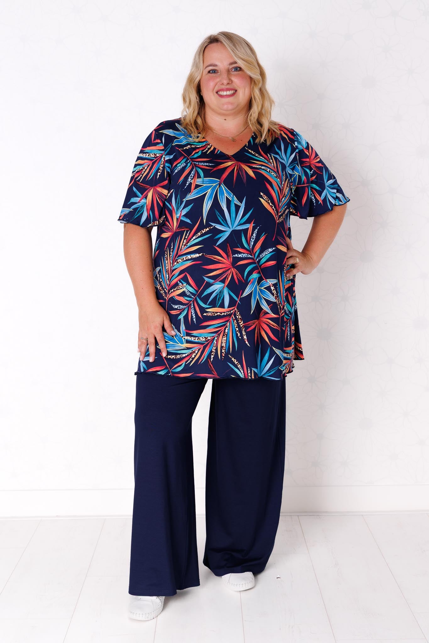 Top Karin – print "Varen" turquoise/rood/donkerblauw – travelstof – lengte 90 cm