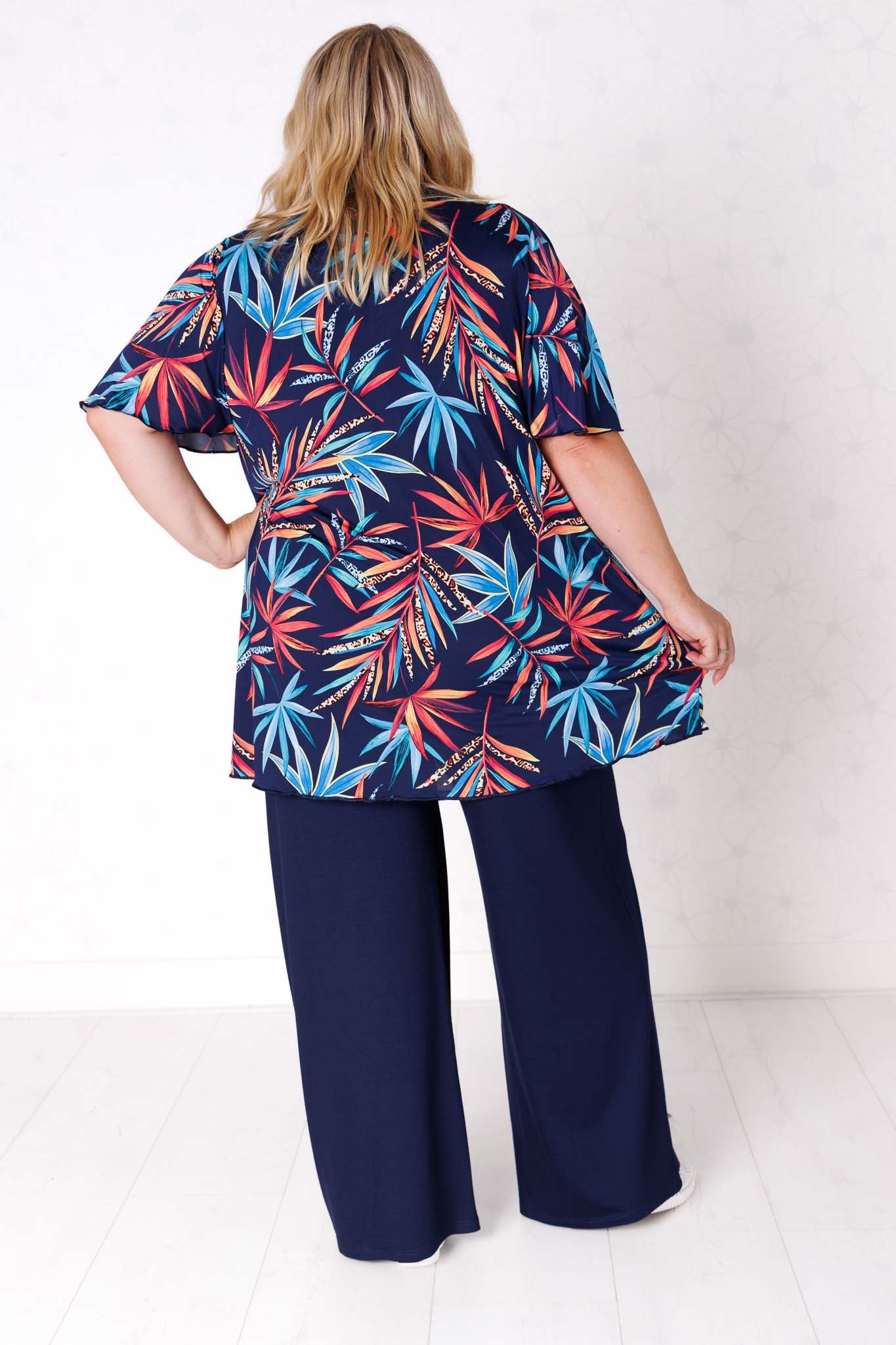 Top Karin – print "Varen" turquoise/rood/donkerblauw – travelstof – lengte 90 cm
